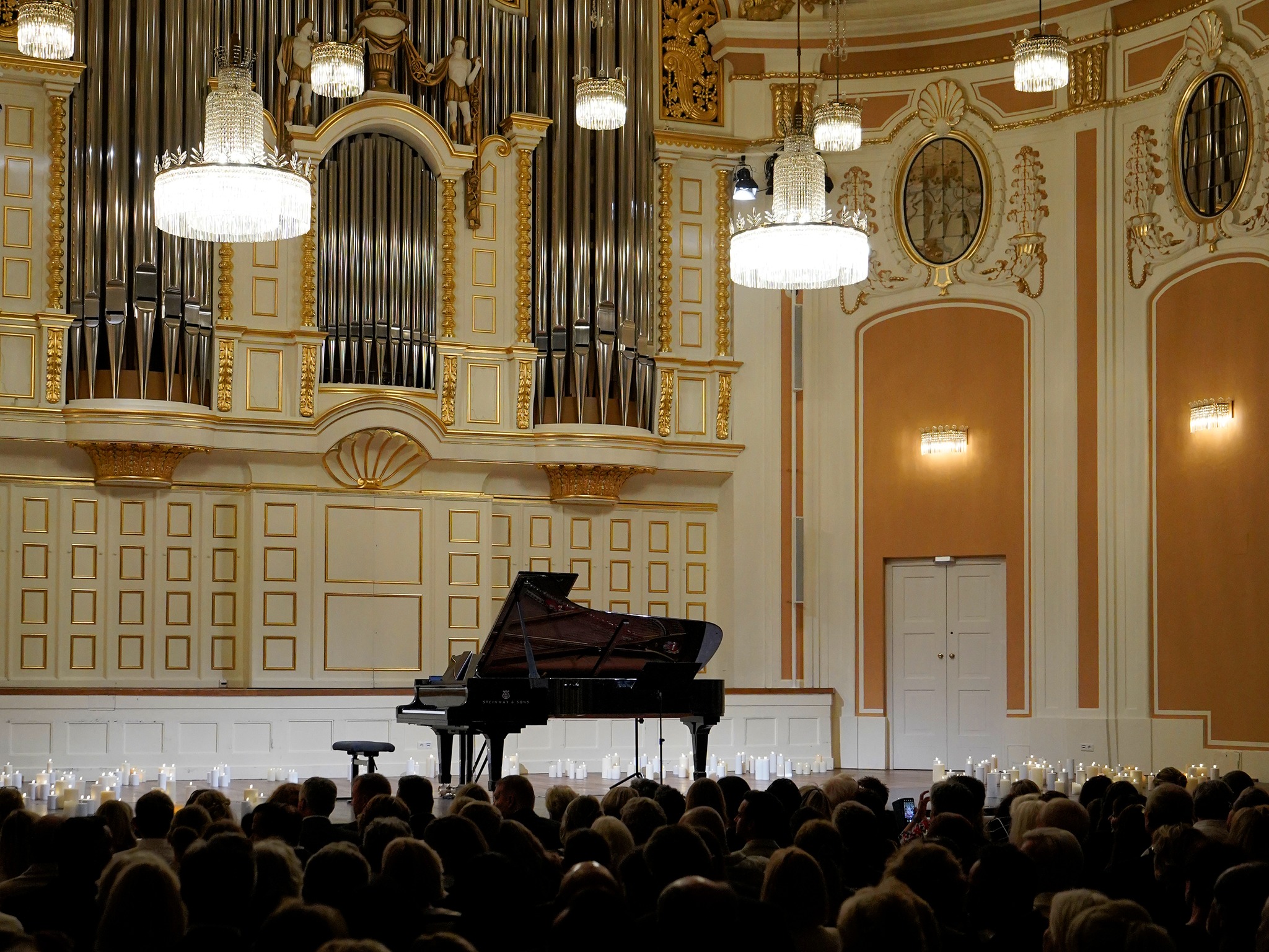✨ Ein neues Jahr – neue Vorfreude ✨
(English version below)
Ausverkaufte Reihen, gespannte Stille — und ein Flügel, der auf den ersten Ton wartet.
Dieser besondere Moment kurz vor Beginn machte KlangBlickMomente 2025 unvergesslich.
Zum Start ins neue Jahr blicken wir nach vorne und wünschen allen ein frohes, gesundes und erfülltes neues Jahr 2026. 🎆
🗓️ 12. September 2026
📍 Großer Saal der Internationalen Stiftung Mozarteum, Salzburg
Die Vorfreude beginnt.
---
Sold-out rows, quiet anticipation — and a grand piano waiting for the first note.
That special moment just before the music began made KlangBlickMomente 2025 unforgettable.
As we step into the new year, we wish everyone a happy, healthy and inspiring 2026. 🎆
🗓️ 12 September 2026
📍 Great Hall of the International Mozarteum Foundation, Salzburg
The anticipation begins.
