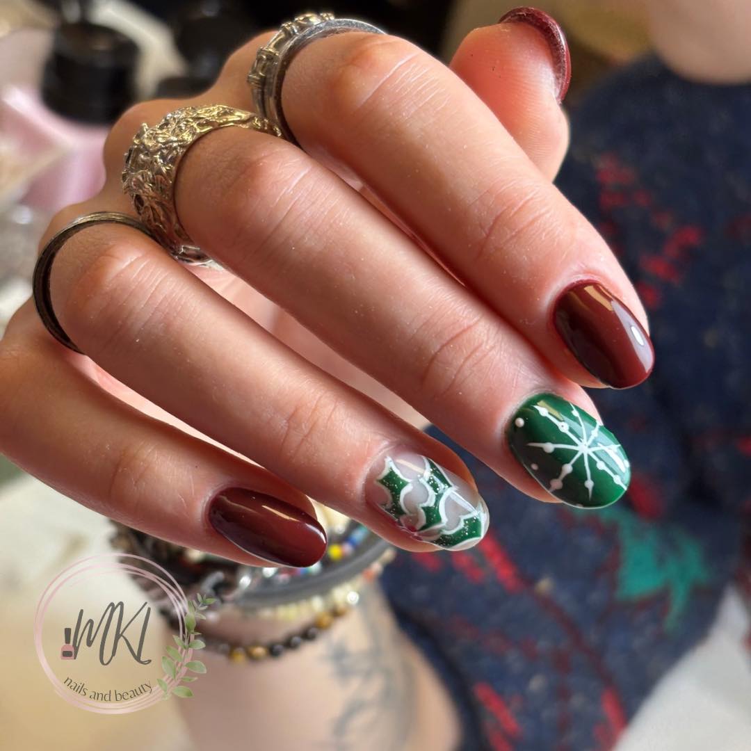 De kerstdagen zitten er weer op en we maken weer plaats voor oudjaarsdag!
Deze heerlijke set mag nog wel gedeeld worden.
Een heerlijke combinatie met eigenwijze nailart.
Hier houden we van 😍
#kerstnagels #nailart #biabnagels #rodenagels #christmas2025 #nailsalon #mklnailsandbeauty