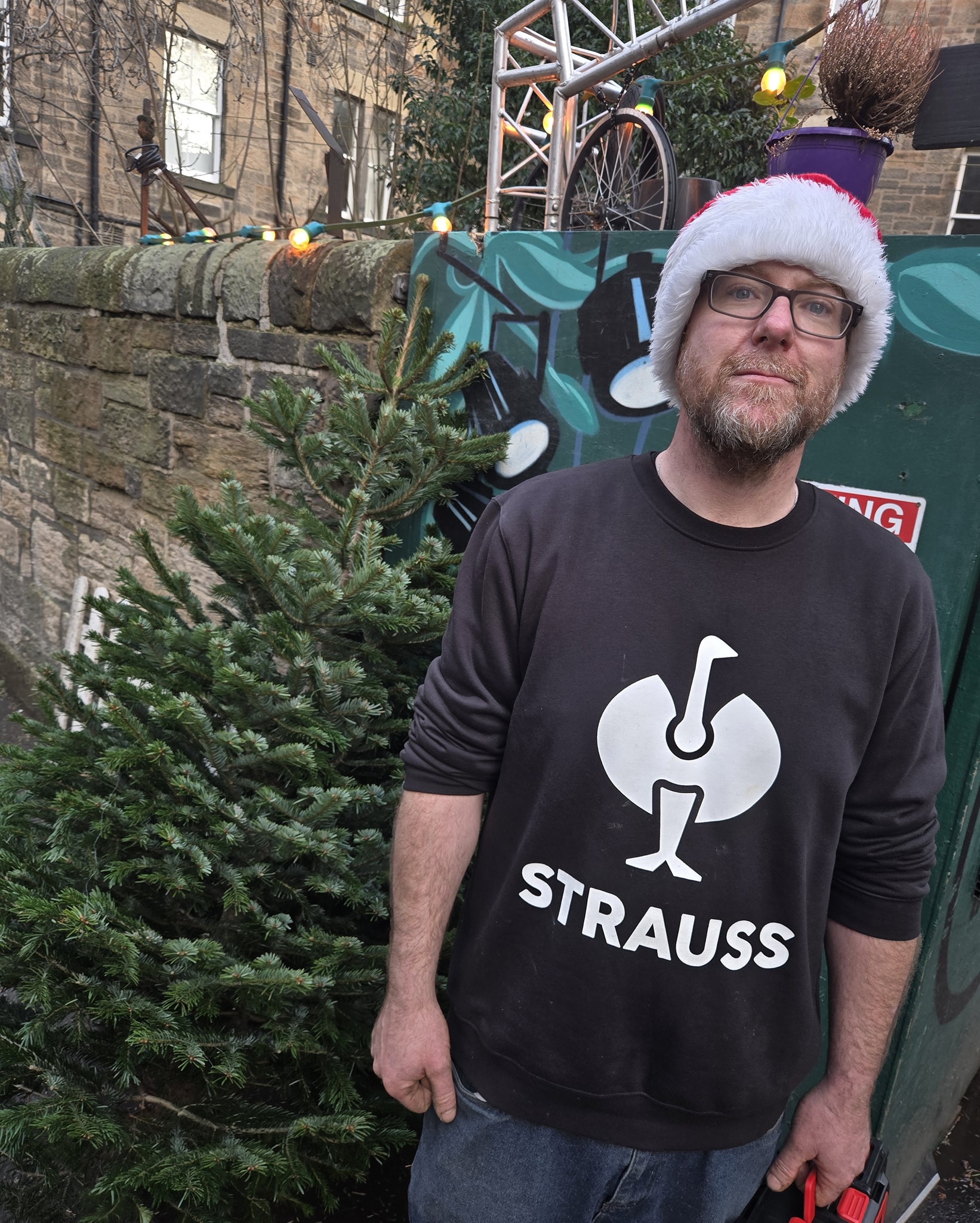 Showing off some of our work gear and one of our favorite brands, Strauss Workwear. 🧤 We have German connections within our company, and alongside Stihl, we love these companies that produce quality clothes and equipment that keep us going💪 Merry Xmas Strauss! 🎄 #gardeners #straussworks #cyclinggardeners