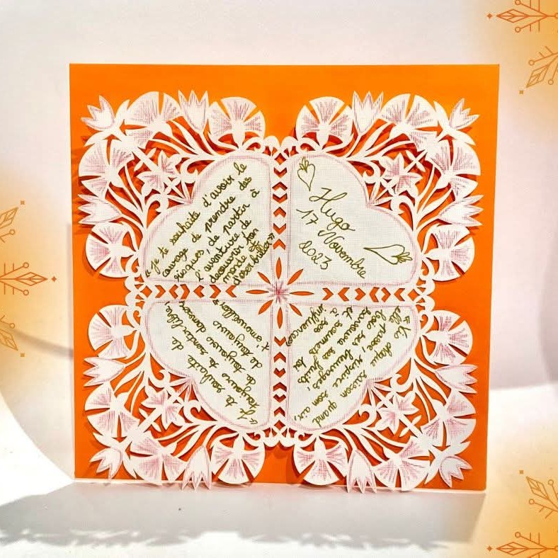 "Le Souhait"
une manière originale de redécouvrir cette tradition perdue, son nom en alsacien : "Goettelbrief" en français : "Souhait de Baptême".
Il était coutume d'y écrire les messages de Bonheur, Santé et Prospérité adressés au nouveau-né par sa famille, ses parrains et marraine.
Cette pratique remonte au XVIIIe siècle, en Alsace ce papier découpé comme une dentelle, décoré de couleurs est un véritable art populaire qui servait également de précieux emballage à une pièce ou un bijou remis à l'enfant-né.
N'hésitez pas à trouver l'occasion et la personne pour souhaiter vos messages heureux sur cette jolie création imaginée par @harmonie.begon et Michèle Wagner pour @ademainmaurice .
Je trouve cette période de fin d'année parfaitement adaptée à cette belle collaboration, vous pouvez l'acheter à la boutique et sur mon site :
www.poterie-wehrling.fr