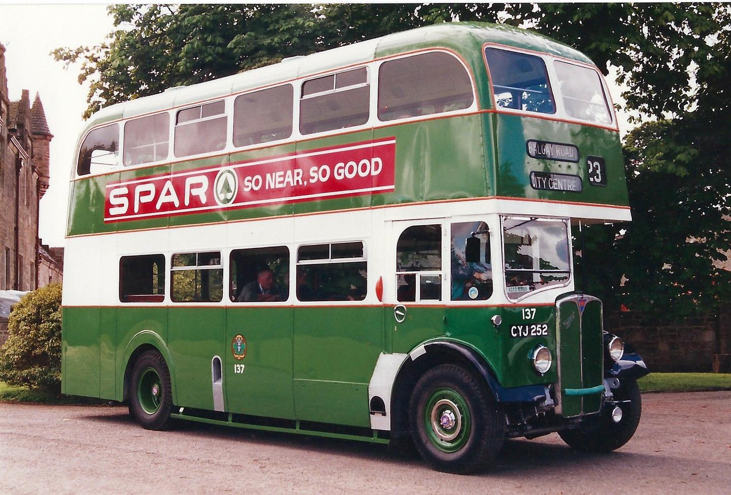 🚌✨ This preserved Dundee Corporation double decker, Fleet Number 137 (CYJ252), is pictured offside at Glamis Castle. An AEC Regent III with Alexander bodywork, it was new in 1953, withdrawn in 1975, and carefully preserved.
Seeing this familiar Dundee bus set against such a historic backdrop highlights the enduring appeal of the city’s transport heritage beyond its original streets.
We’re closed until February, but we’ll keep sharing unseen archive highlights throughout winter.