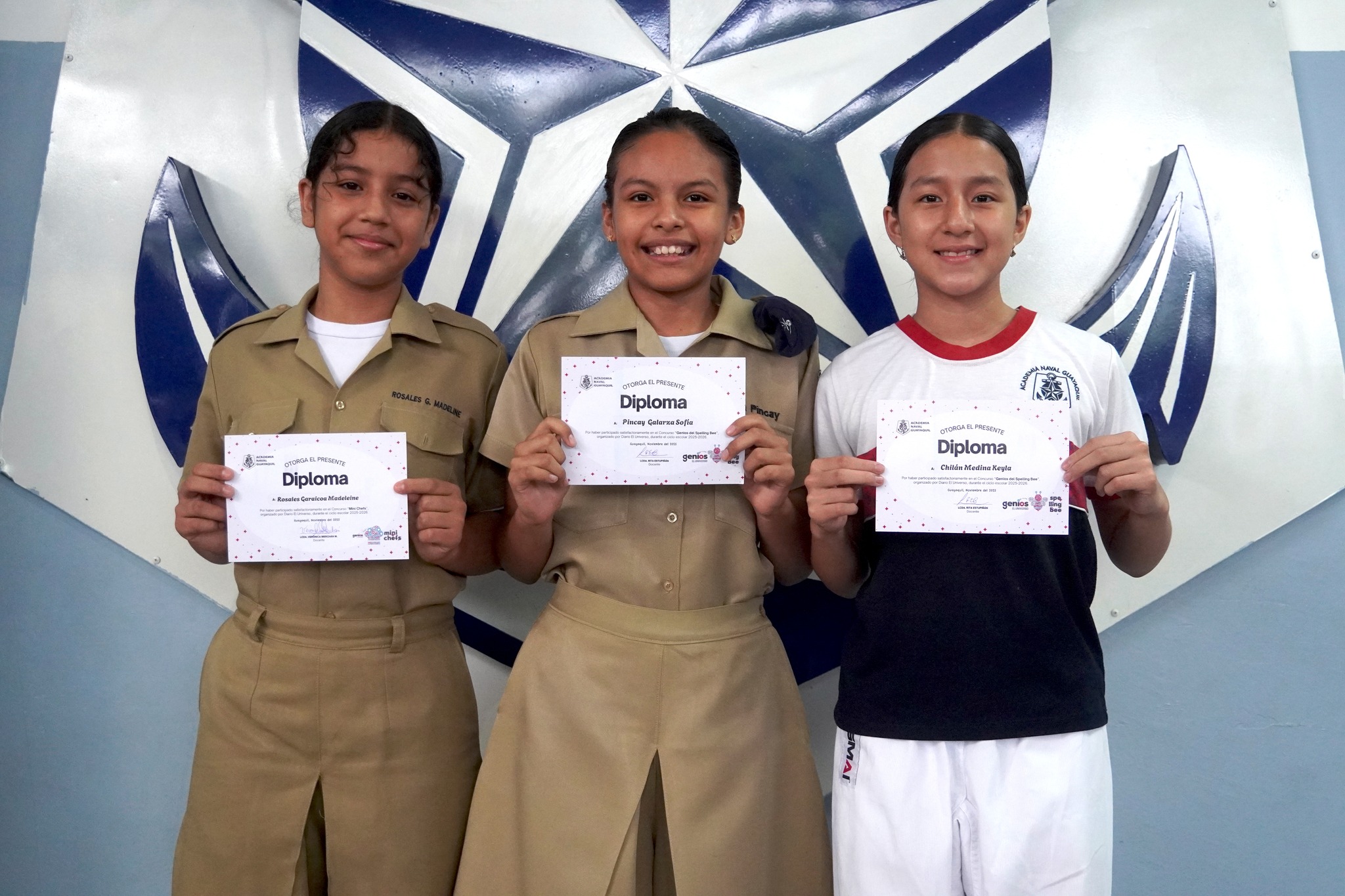 Felicitamos con gran orgullo a nuestras cadetes Madeleine Rosales, Sofía Pincay y Keyla Chilan, finalistas del concurso Genios, el Universo en que destacaron, quienes sobresalieron en las categorías Genios de la Literatura, Mini Chef y Genios del Inglés.
Su camino fue un verdadero reto: avanzar de nivel en nivel, demostrando esfuerzo, disciplina y talento, hasta alcanzar las instancias finales del concurso.
Este logro fue posible gracias al acompañamiento y guía de sus docentes: Rita Estupiñán en Inglés, Verónica Merchán en Mini Chef y Diego Párraga en Genios de la Literatura.
¡Un merecido reconocimiento a su dedicación y excelencia! ✨⚓