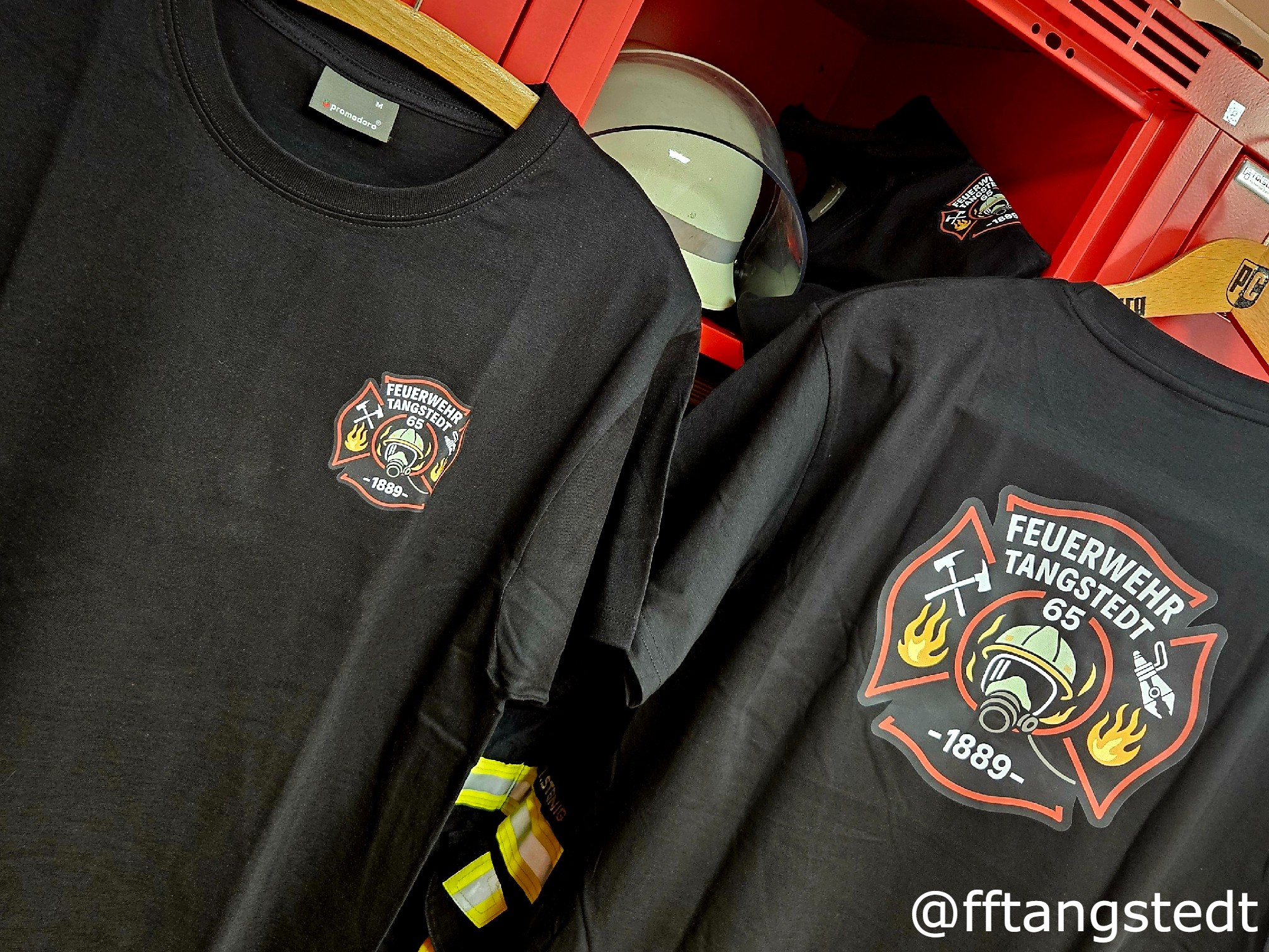 Ho Ho Ho 🎅🏼 augenscheinlich war der Weihnachtsmann vergangene Nacht auch bei uns in der Wache und hat jedem Mitglied ein kleines Geschenk im Spind hinterlassen 🎁
Der Weihnachtsmann 🎅🏼 hat verraten, dass die Beschaffung Dank einer kurzfristigen Zustimmung unseres Förderverein möglich war und so jeder unserer Kamerad/-innen jeweils ein neues T-Shirt mit unserem neu kreierten Logo erhalten hat. Dafür bedanken wir uns recht herzlich! In diesem Zusammenhang auch der Dank an Patrick von @printmediasolution (unbezahlte Werbung) für die schnelle und professionelle Umsetzung.
Die FF Tangstedt wünscht euch allen schöne Weihnachtstage mit euren Liebsten 😊 genießt die Zeit und sollte doch einmal etwas passieren, sind wir selbstverständlich, wie gewohnt für euch da 🚒🚒🔥
#feuerwehr #firefighter #freiwilligefeuerwehr #ehrenamt #retterherz #blaulicht #blaulichtfamilie #fireandrescue #einsatz #alarm #atemschutz #feuer #technischehilfeleistung #einsatzfahrzeug #löschfahrzeug #notruf #instagram #insta #instagramreels #reelsinstagram #reelsofinstagram #instagramreel #reels
#kreisstormarn #schleswigholstein #feuerwehr #tangstedt