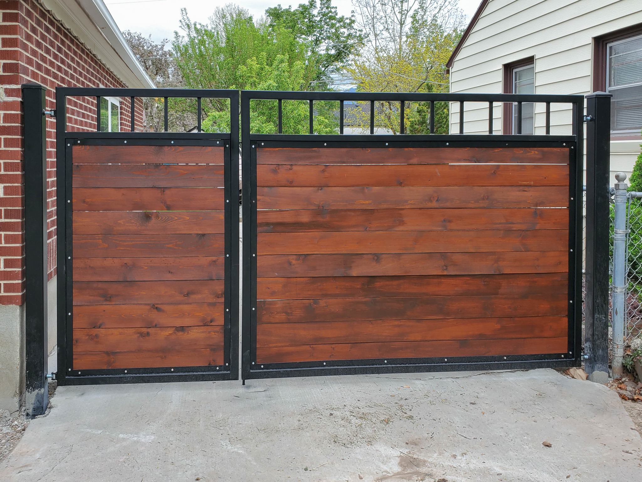 The wood and steel combo never misses!
#gate #metalworks #fabrication #metaldesign #steelworks #americaneaglewelding #design #modernsteel #custom #metalrailing #architecture #utahdesigner #homedecor #metalfab #metal