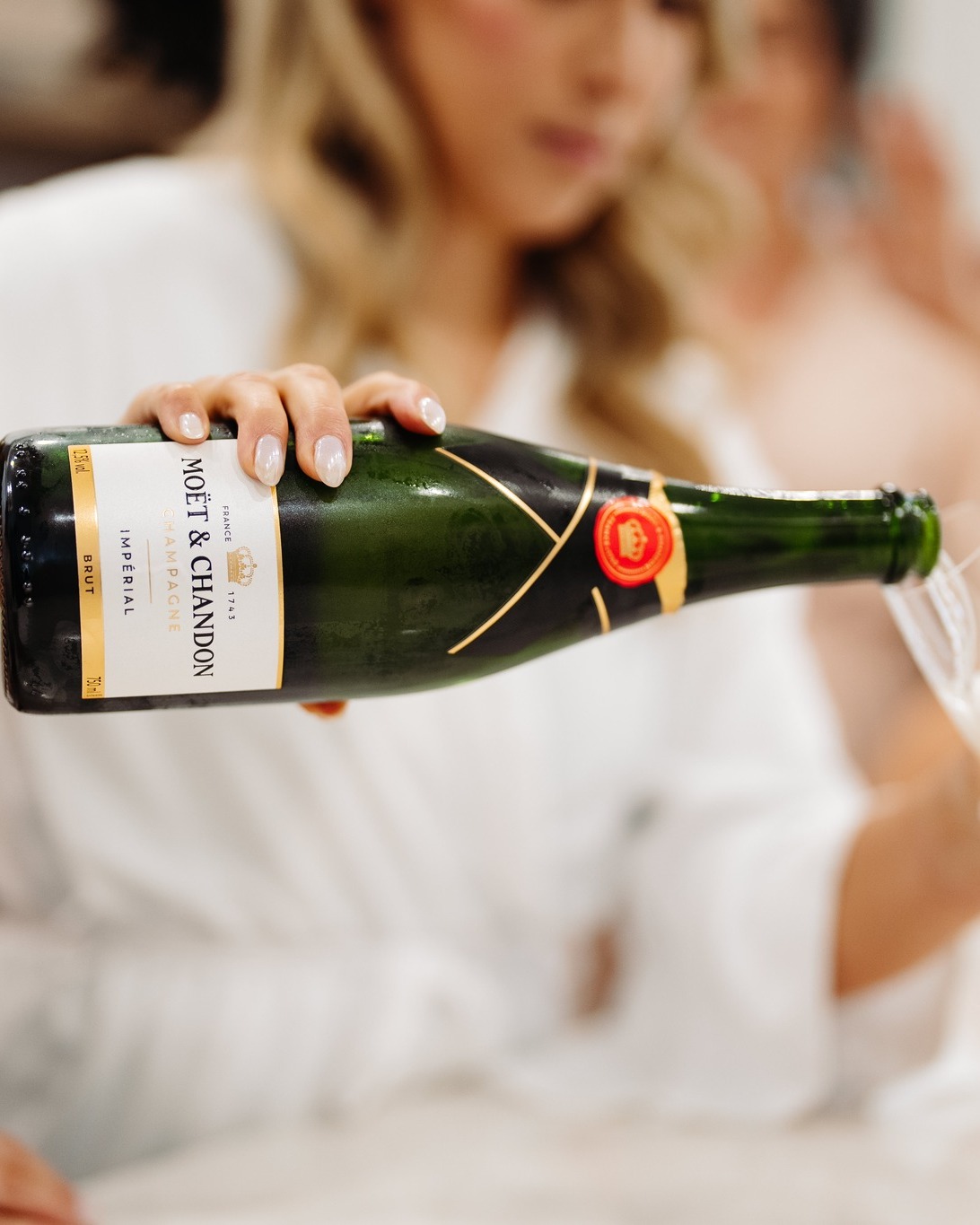 2025, en quelques images… et beaucoup d’émotions 🤍
10 mariages.
10 équipes de collaborateurs incroyables.
10 histoires magnifiques.
Des univers uniques.
Des couples avec leur énergie, leurs valeurs, leurs rêves.
Des journées imaginées avec soin, portées par la confiance et vécues pleinement.
Choisir une seule photo par mariage a été presque impossible.
Parce que derrière chaque image, il y a un moment précieux partagé avec la future mariée, une discussion à voix basse, un regard complice, une émotion vécue ensemble, loin du bruit, juste avant que tout commence. Ces instants-là ne se voient pas toujours, mais ils restent profondément ancrés.
2025 me laisse une douce nostalgie.
Celle des saisons qui passent trop vite.
Des couples qu’on accompagne pendant des mois, parfois des années, et qui, sans même s’en rendre compte, deviennent des amis. Des personnes qui marquent mon histoire autant que j’ai eu la chance de marquer un petit bout de la leur.
Merci à mes mariés pour votre confiance, votre ouverture et votre sensibilité. Merci de m’avoir laissée entrer dans votre aventure, dans vos réflexions, dans vos émotions.
Merci aussi aux équipes de collaborateurs. Celles et ceux qui savent que chaque détail compte, que chaque timing a son importance et que c’est l’ensemble qui crée la beauté d’une journée. Rien de tout ça ne serait possible sans vous.
2025 m’a rappelé pourquoi je fais ce métier.
Pourquoi je crois autant à la planification humaine, à la collaboration sincère et à la beauté des choses faites avec intention.
Et pendant que je ferme doucement ce chapitre, 2026 se dessine déjà.
14 mariages à venir.
14 nouvelles histoires à imaginer, à structurer, à faire respirer.
Avec la même intention.
La même sensibilité.
Et toujours ce désir profond de créer des journées qui marquent pour vrai.
Merci 2025.
Et doucement… bonjour 2026.