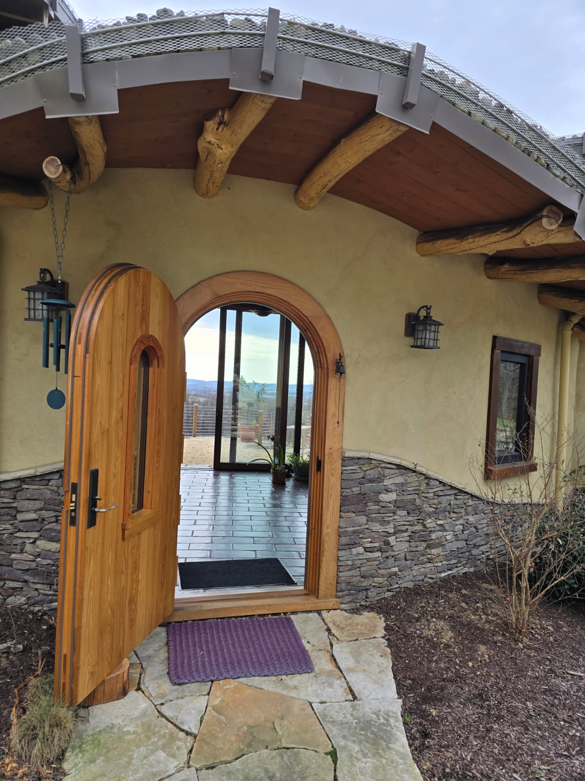 #NaturalBuilding doesn't mean substandard. In fact, most natural buildings are stronger, less toxic, more energy efficient, and more durable than "conventional" buildings. And many are just stunningly beautiful to boot…
#buildnaturally #interiordesign #naturalinteriors #naturalarchitecture #architecturaldesign #naturalbuilding #designlikeagirl #healthyhome #homestead #naturalhome #liveyourbestlife #HappyNewYear