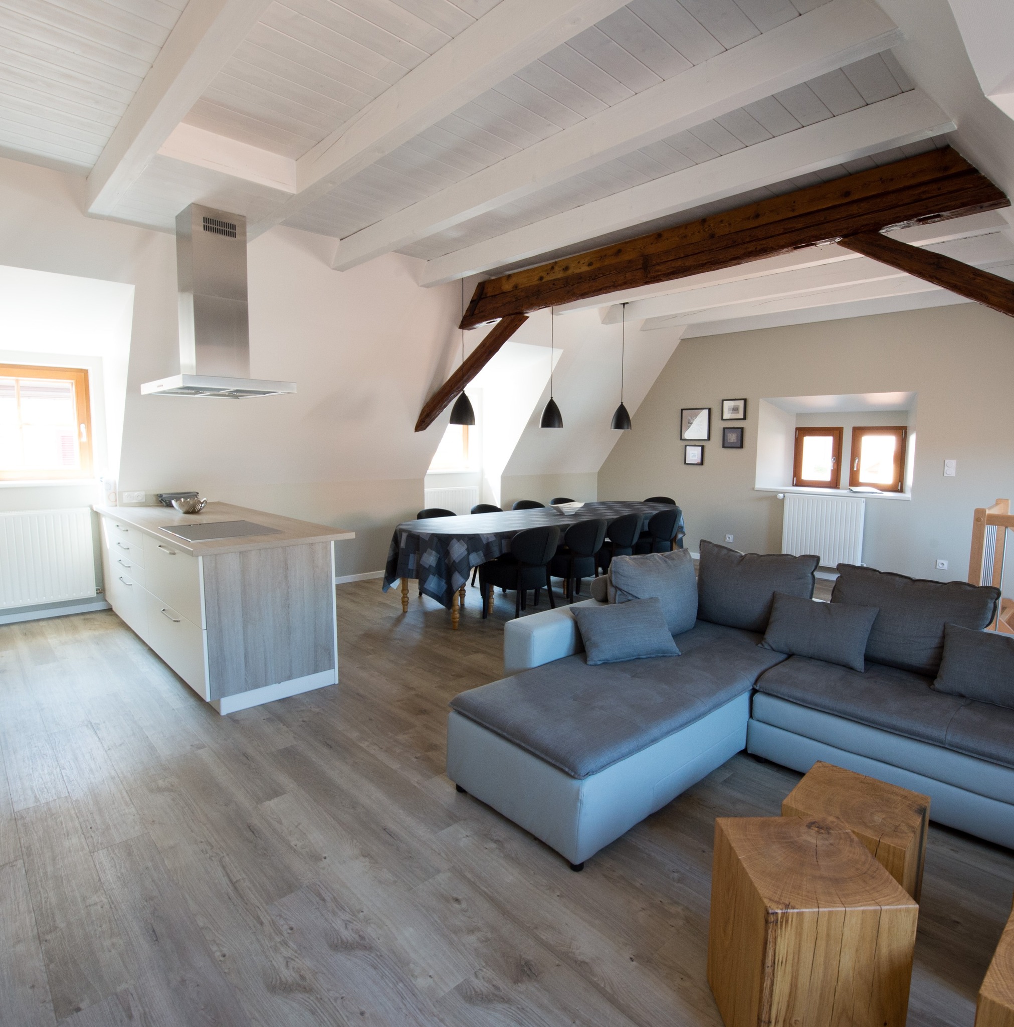 Le gîte Claude pour 8 personnes est parfait pour accueillir toute la famille ou un groupe d'amis ! 🏡✨ Spacieux et confortable, il offre tout ce dont vous avez besoin pour un séjour agréable et convivial. Profitez de moments de détente dans un cadre chaleureux et accueillant, et découvrez les charmes de la région ensemble.
Avec son grand espace de vie et ses équipements modernes, vous vous sentirez chez vous dès votre arrivée. 🍷🎉 #gites #alsace #familytrip #holiday #janvier