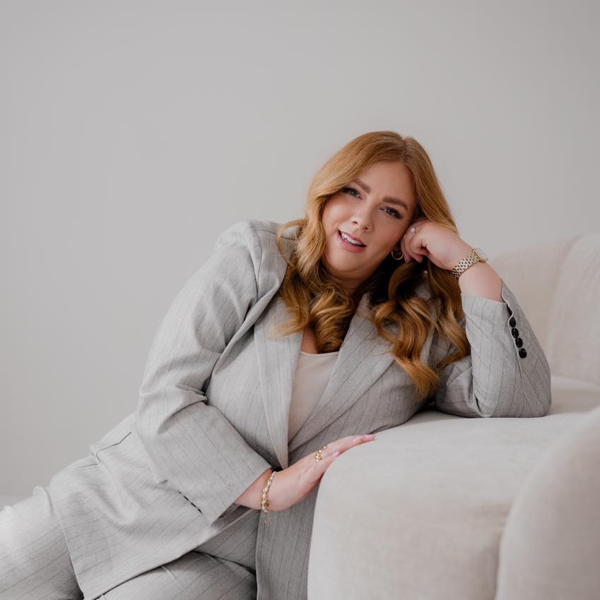 Wachstum bringt Verantwortung mit sich.
Mehr, als man von außen oft sieht.
Dieses Jahr hat mich genau daran erinnert.
Geschäftlich bedeutete Wachstum
neue Entscheidungen,
ein wachsendes Team,
zusätzliche Unterstützung im Backoffice
und die Verantwortung,
nicht nur Visionen zu tragen,
sondern Existenzen.
Zeitmanagement, Kapazitätsgrenzen
und das Gefühl,
ständig mehrere Rollen gleichzeitig zu leben,
waren echte Herausforderungen.
Privat war es nicht immer leicht,
mich selbst nicht zu verlieren
und meine Beziehungen bewusst im Blick zu behalten.
Der anstehende Hausbau
steht für Zukunft –
aber auch für finanzielle Belastung,
Respekt
und Entscheidungen mit Gewicht.
Ich habe gelernt,
dass Stärke nicht bedeutet,
alles leicht zu tragen.
Sondern ehrlich hinzuschauen 🤍
#FemaleFinance #FinanzGlowUp2025 #Karriere #reflexion #wachstumsmentalität