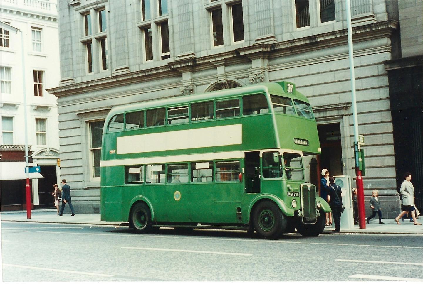 🚌📷 This image shows Dundee Corporation Fleet Number 217 (KGK729), an AEC Regent III with Craven bodywork, originally built for London Transport before arriving in Dundee in 1956.
Captured offside on Dundee’s High Street, it offers a striking snapshot of city centre life during a period when buses were a constant presence on the streets.
The museum remains closed until February, but our winter photo series continues.