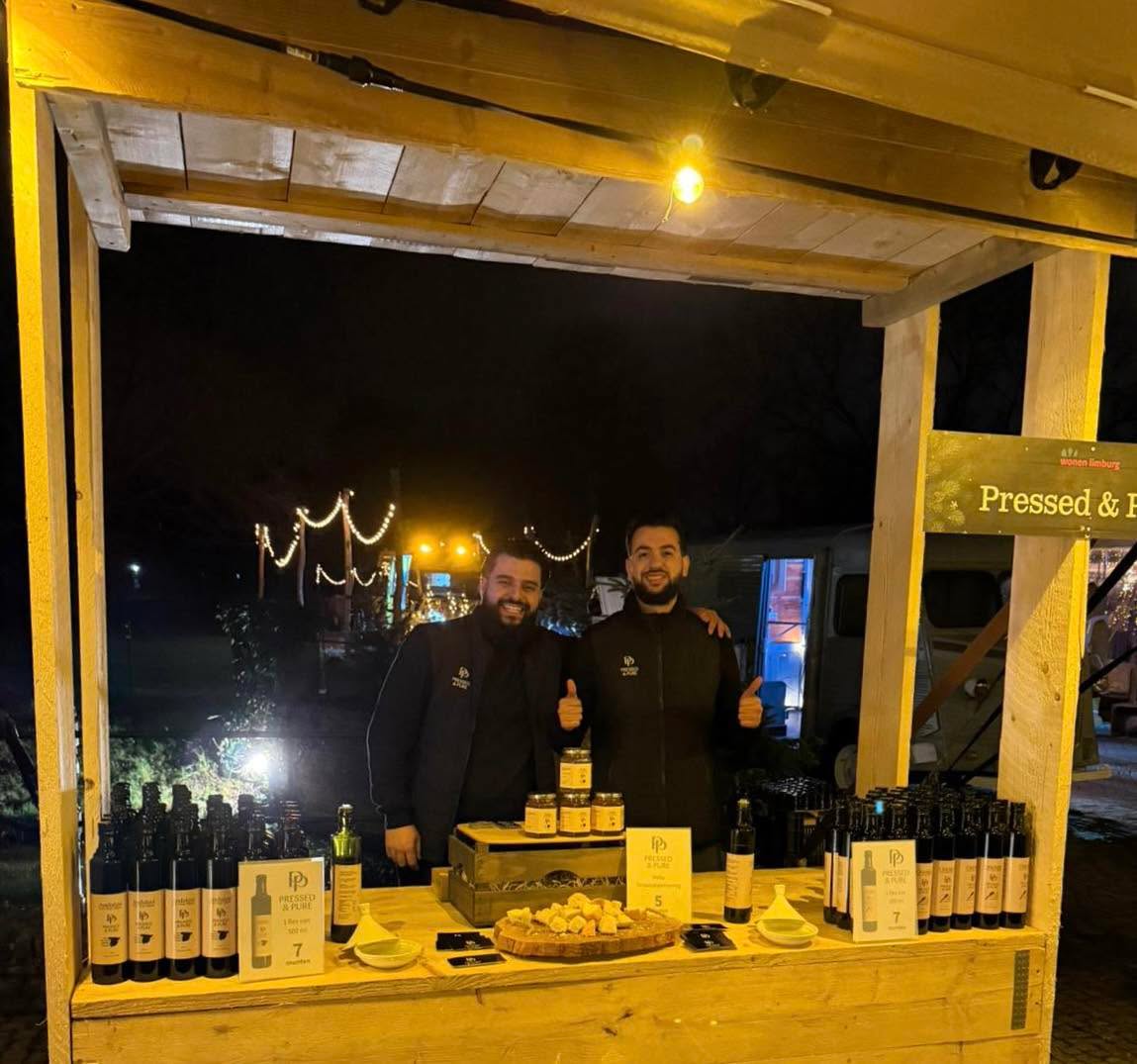 Afgelopen december stonden we weer samen op kerstmarkten in Limburg. Het was bijzonder om zoveel mensen blij te maken met onze pure biologische olijfolie en honing. De gesprekken, het proeven en de enthousiaste reacties geven ons elke keer opnieuw energie.
Dit directe contact bevestigt waarom we doen wat we doen. Met veel inspiratie en mooie plannen kijken we vooruit naar dit jaar, waarin we willen groeien en nog meer mensen willen laten kennismaken met ons aanbod. Dank aan iedereen die ons heeft bezocht en gesteund. 🙏🤍
#biologischeolijfolie #olijfolie #puurnatuur #ambachtelijk #eerlijkproduct #biologischehoning #honing #bewusteten #duurzaameten #lokaleondernemer #kerstmarkt #limburg #pressedandpure #smakenmetverhaal #gezondleven #kwaliteitbovenkwantiteit #marokkaanse #spaanse