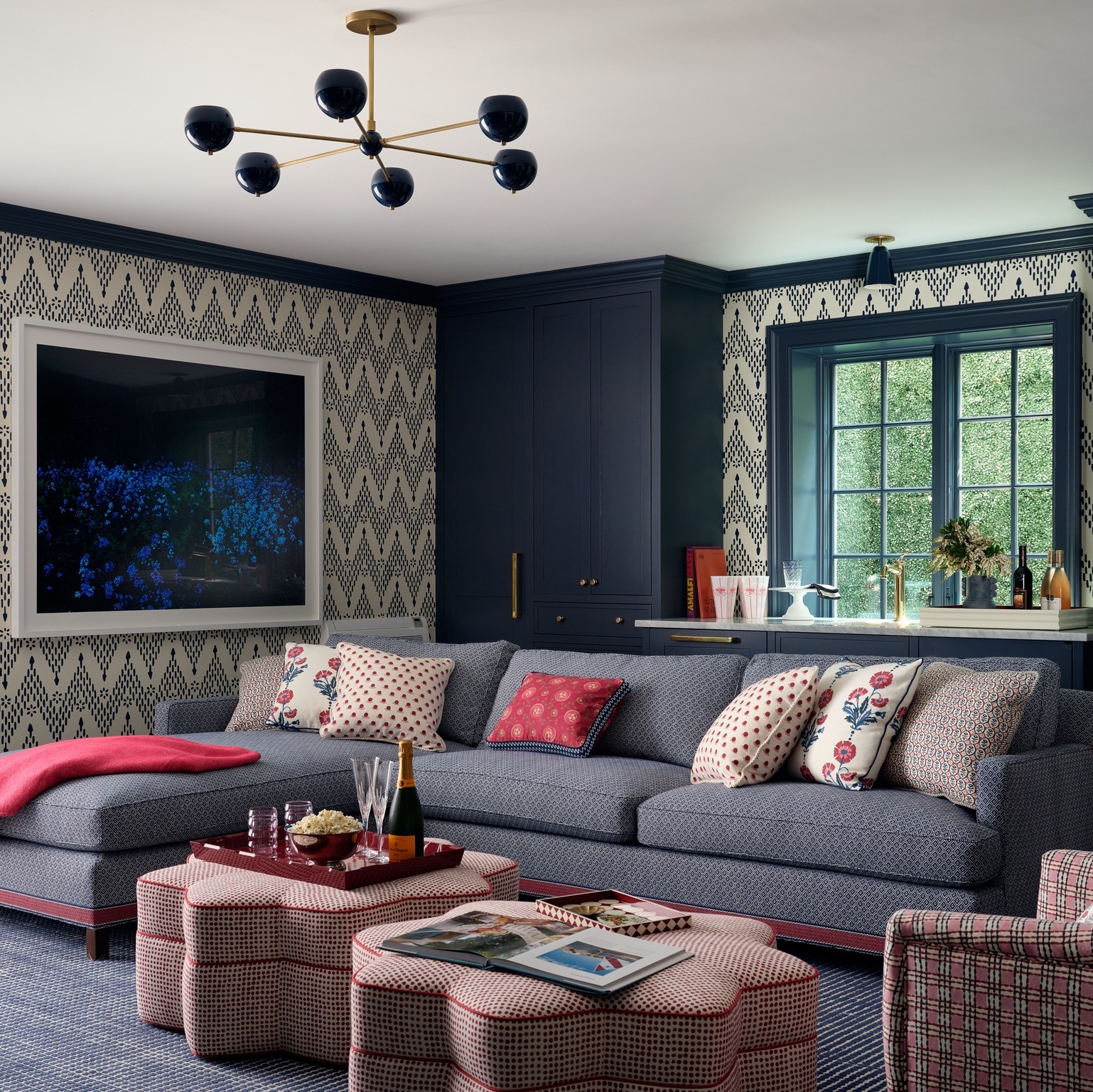 Thoughtfully built for nights like these. Cozy seating, good vibes, popcorn popping, and champagne poured as we ring in 2026 ✨🥂🍿
Architect: @patrickahearnarchitect
Interior Designer: @annsleyinteriors
Photography: @seanlitchfield
#luxurybuilder #customhomebuilder #designbuild #craftedhomes #custominteriors