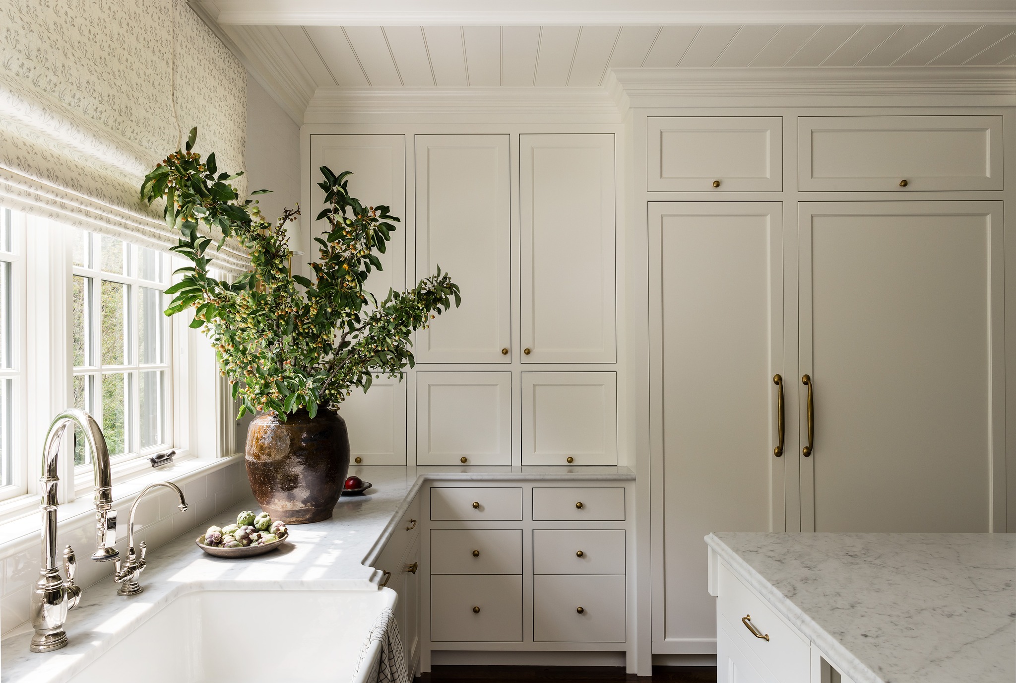 Designed with intention. Custom cabinetry, refined millwork, and natural light come together in a kitchen built to feel timeless.
Interior Design: @barkoffcoppola.interiors
Photography: @joyellewest
Architect: @patrickahearnarchitect
#luxurybuilder #customhomebuilder #designbuild #bespokebuild
#customcabinetry