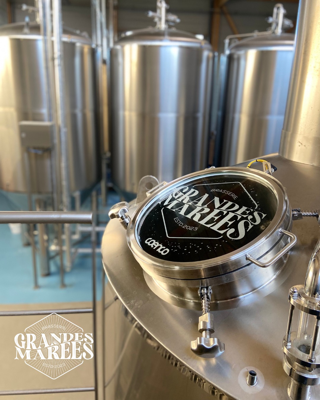 🌊 Visite Brasserie 🌊
Première Visite de l'année 2026 : 📆 Samedi 3 Janvier à 11h !
N'hésitez pas à réserver votre place en nous contactant sur nos réseaux sociaux 🤳, par mail 📩 à contact@brasseriegrandesmarees.fr ou par téléphone au 0391891377.
Durée de la visite: 45 minutes environ puis une dégustation de nos bières au bar 🍺
C'est également le dernier jour avant nos vacances pour faire le plein de bière 😉
⚠ Nous serons fermés le Jeudi 1er et Vendredi 2 ⚠
#brasserieartisanale #brasseriegrandesmarees #beerlover #agenda #visite #tourismebrassicole