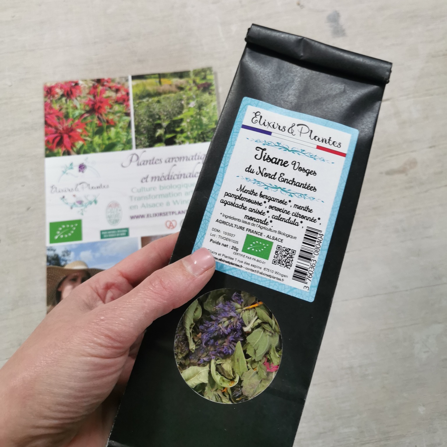 Voici un cadeau, reçu il y a quelques temps déjà, par une cliente pour cette fin d'année ( je suis vraiment gâtée ! ) qui tombe pile après ces repas de fêtes pour apaiser l'estomac , il s'agit d'une infusion aux plantes aromatiques cultivées dans notre belle alsace du Nord par @elixirsetplantes cette petite entreprise cultive bio et transforme les plantes localement à Wingen (près de Wissembourg).
Je n'ai rien à gagner par cette publication, ce n'est pas un partenariat rémunéré, juste l'envie de partager les savoir-faire de notre région.
Merci à Sophie qui se reconnaîtra de m'avoir fait découvrir cette petite entreprise.