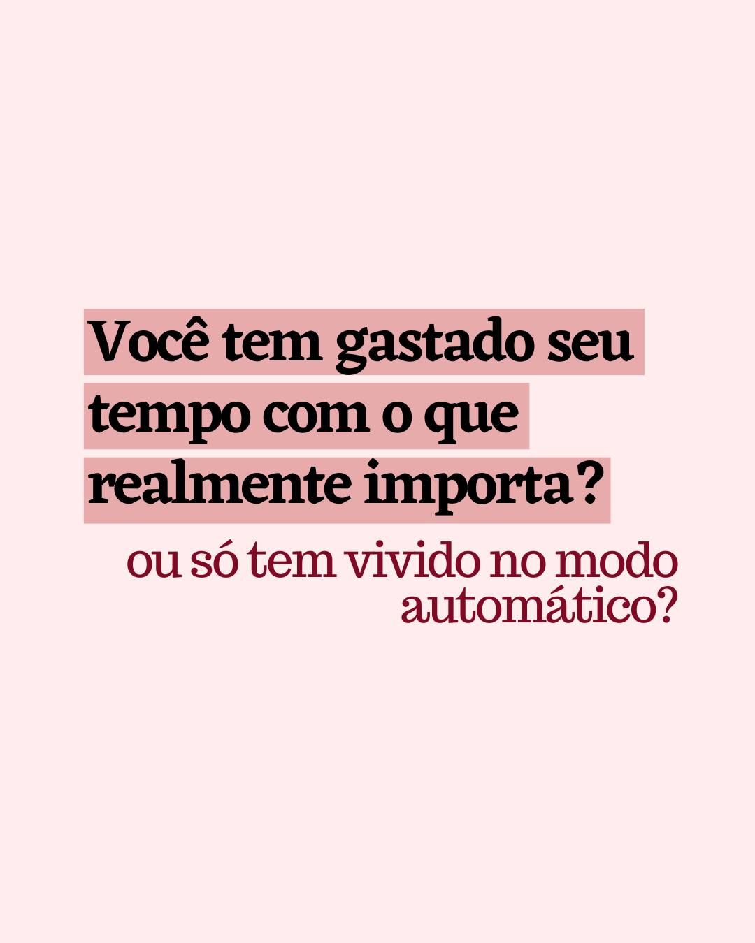 Você sente que o tempo escorre pelas mãos… e, mesmo assim, vive cansada e com a sensação de que não fez o suficiente?
Na teoria, o tempo é igual pra todo mundo.
Mas, na prática, o jeito como você administra esse tempo muda tudo.
Principalmente quando a ansiedade entra no meio do caminho…
Como psicóloga, vejo muitas mulheres se cobrando por não dar conta, mas sem nunca terem aprendido a usar o tempo com propósito, não só com obrigação.
A neurociência já mostrou que o cérebro não foi feito pra funcionar em ritmo acelerado o dia todo. Por isso, separei 3 estratégias que ensino no meu consultório pra você começar a usar o tempo de um jeito mais inteligente:
✨ 1. Respeite os ciclos ultradianos
Seu cérebro funciona melhor em blocos de 90 a 120 minutos. Depois disso, ele precisa de pausas curtas pra recuperar energia e foco. Trabalhar sem parar só aumenta o cansaço e a autocrítica.
✨ 2. Dê nomes ao que é importante
Quando tudo vira prioridade, você perde clareza do que realmente importa. Escolha 1 a 3 tarefas essenciais por dia. Isso treina seu cérebro a diferenciar o que exige ação e o que pode esperar.
✨ 3. Comece o dia com intenção, não com correria
Antes de sair fazendo, respire, se pergunte: o que vai fazer meu dia valer a pena hoje? Essa simples pergunta muda o foco da urgência para o propósito.
Você não precisa dar conta de tudo. Mas pode aprender a cuidar melhor do seu tempo, do seu ritmo… e de você.
No Planner Amar-se 2026, você encontra espaços pra organizar sua rotina com mais propósito, clareza e saúde mental e transformar 2026 num ano mais leve e seu.
💛 Se quiser saber mais, comenta EU QUERO aqui ou me chama no direct.