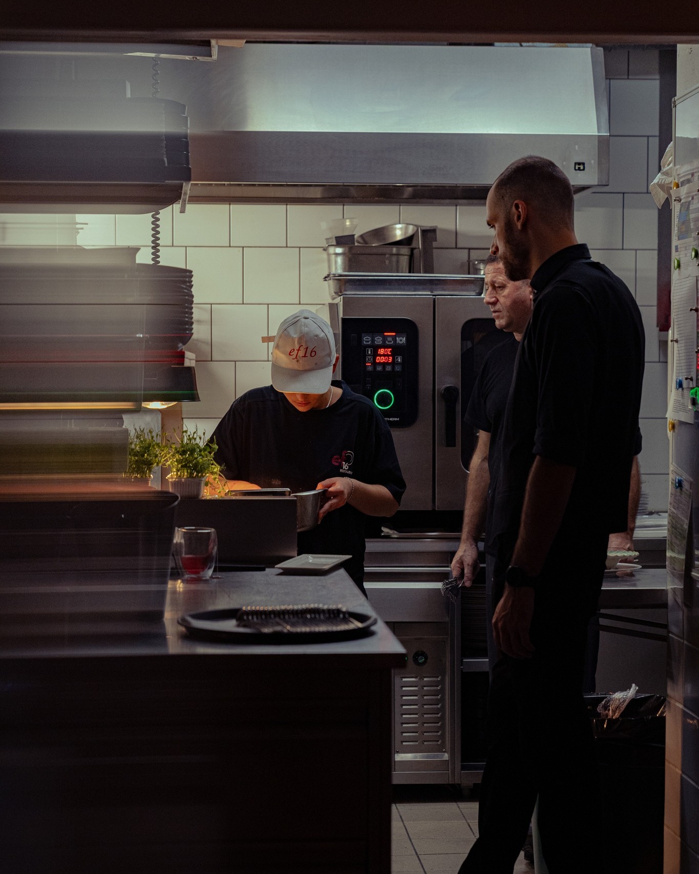 Hinter jedem Teller steckt Leidenschaft, Präzision und ein Team, das jeden Tag sein Bestes gibt.
Unsere Kitchen Crew arbeitet leise im Hintergrund – aber ihr Einsatz ist in jedem Geschmack spürbar 🔥🍽️
Danke für die Hingabe, das Herzblut und all die Momente, die ihr auf den Teller bringt.
#ViennaEats #EF16Vienna #ViennaFoodie #restaurantvienna #weinbar #Leidenschaft #viennafoodie