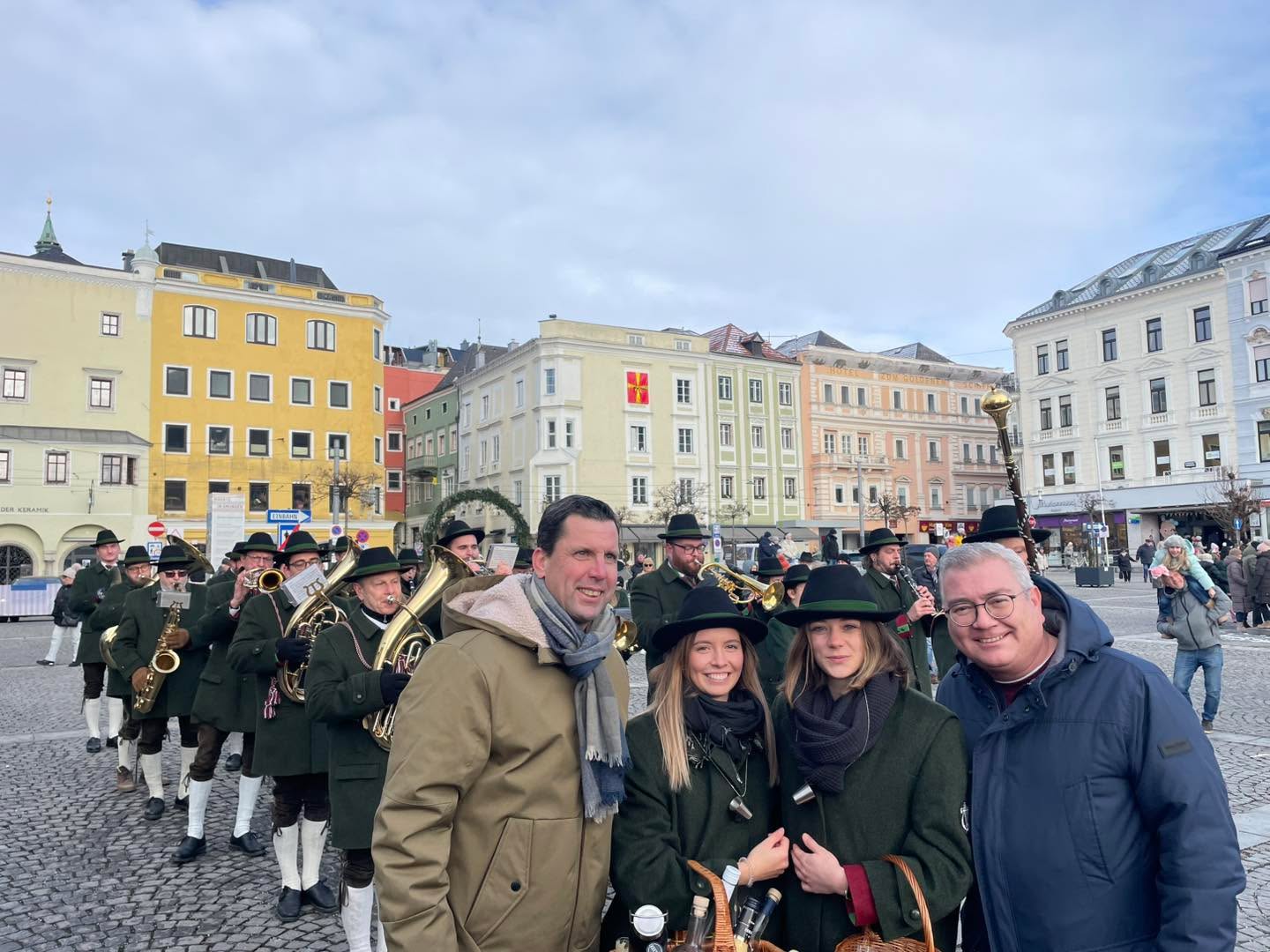 💥 Silvesterrummel am Rathausplatz Gmunden 💥
Mit dem Musikverein Kirchham und den prangerschuetzen_kirchham wurde das alte Jahr traditionell hinausgeschossen. Ein lauter, stolzer Gmundner Brauch – jedes Jahr aufs Neue ein Highlight!
✨ Prosit Neujahr und alles Gute für 2026! ✨