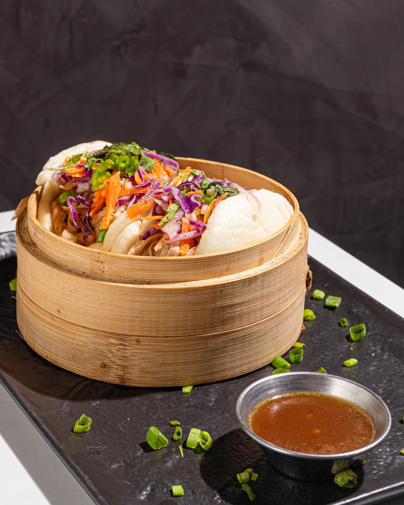 Sabor intenso, textura perfecta y una presentación que enamora.
Puedes pedir por nuestro delivery: 809 222 9222
Estamos abiertos de 11a.m. a 11p.m.
PORK BAO BUNS | Thai pulled pork, repollo, zanahoria, pepino, menta, honey miso glaze.