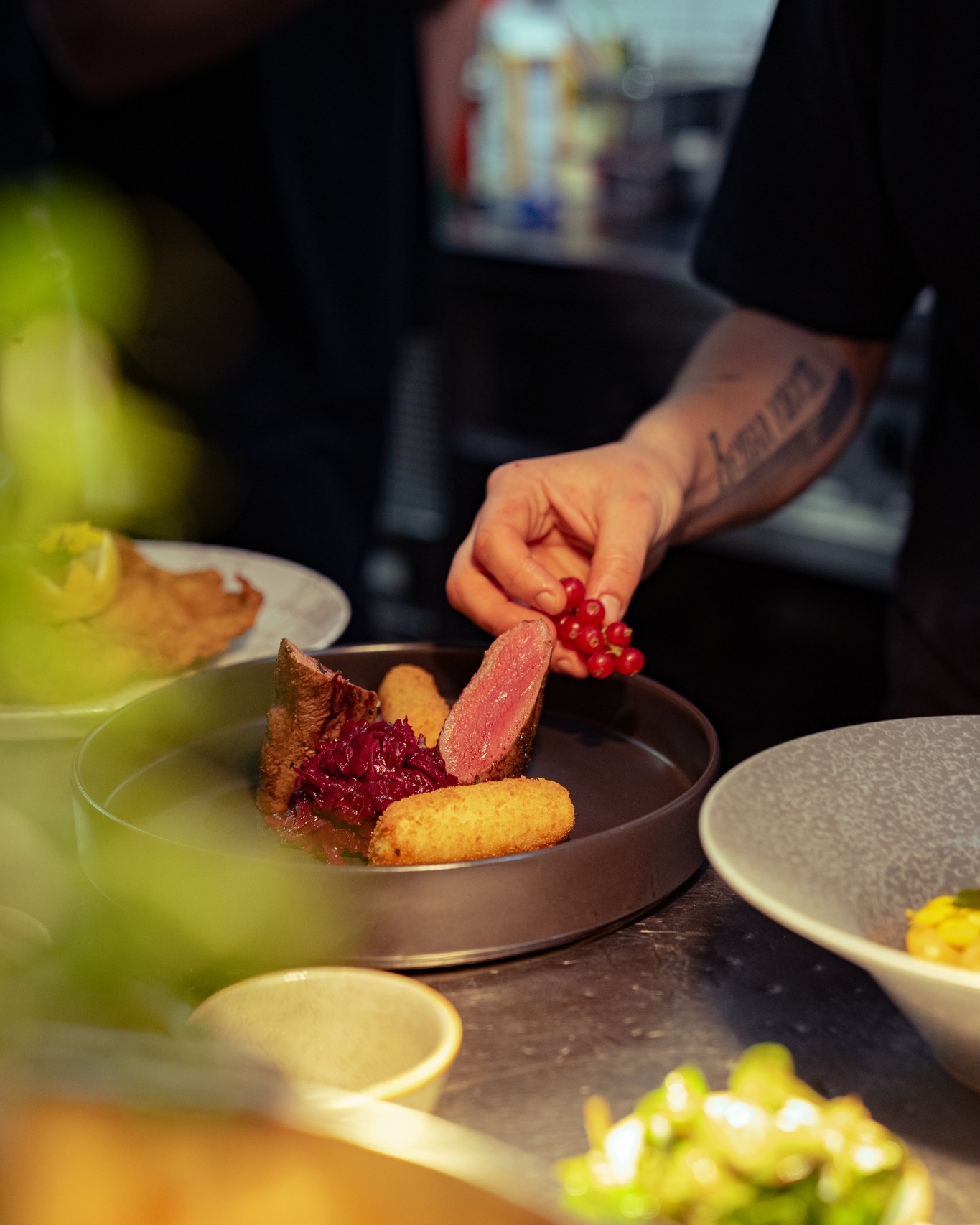 Ein neues Jahr beginnt – und wir sagen Danke.
Danke für all die Besuche, die besonderen Abende und die gemeinsamen Genussmomente im vergangenen Jahr.
Für das neue Jahr wünschen wir euch Gesundheit, Freude und viele Augenblicke, die ein Lächeln hinterlassen ✨
Wir freuen uns darauf, euch auch 2026 bei uns willkommen zu heißen.
We create smiles. 🥂
#WeCreateSmiles #fleischmarkt16 #vienna #1010wien #wien #wiengenuss #EF16