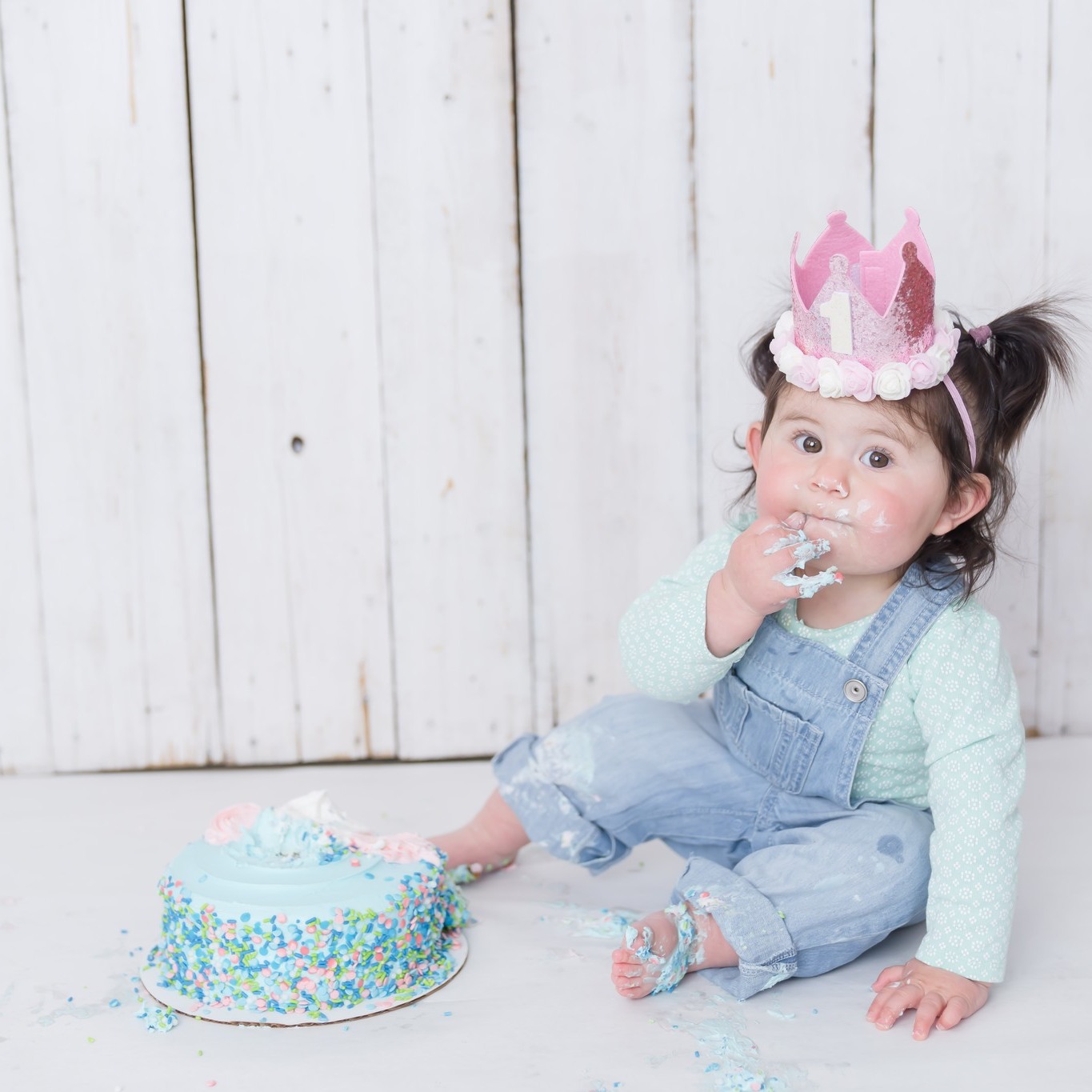 We hope you are ending the year with yummy cake like this sweet little one!
.
.
.
.
Time: Day
Location: Studio
Wanna Book?! Link in Bio!
#rioranchomilestonephotographer #albuquerquemilestonephotographer #newmexicobumptobaby #rioranchobumptobaby #albuquerquebumptobabyphotographer #cakesmash #albuquerquefamilyphotographer #albuquerquephotographer #rioranchofamilyphotographer #rioranchophotographer #katebucklesphotography #nmphotographer #nmphotographer #AlbuquerqueCakeSmash #AlbuquerquePhotography #ABQPhotographer #CakeSmashSession #CakeSmashPhotography #CakeSmashPhotoshoot #CakeSmashInspiration #BirthdayCakeSmash #CakeSmashOutfit #CakeSmashProps #CakeSmashPhotographer #ABQFamilyPhotography #BabyPhotography #FirstBirthday #BabyBirthday #SmashTheCake #passmonthlymoments
@passgalleries
