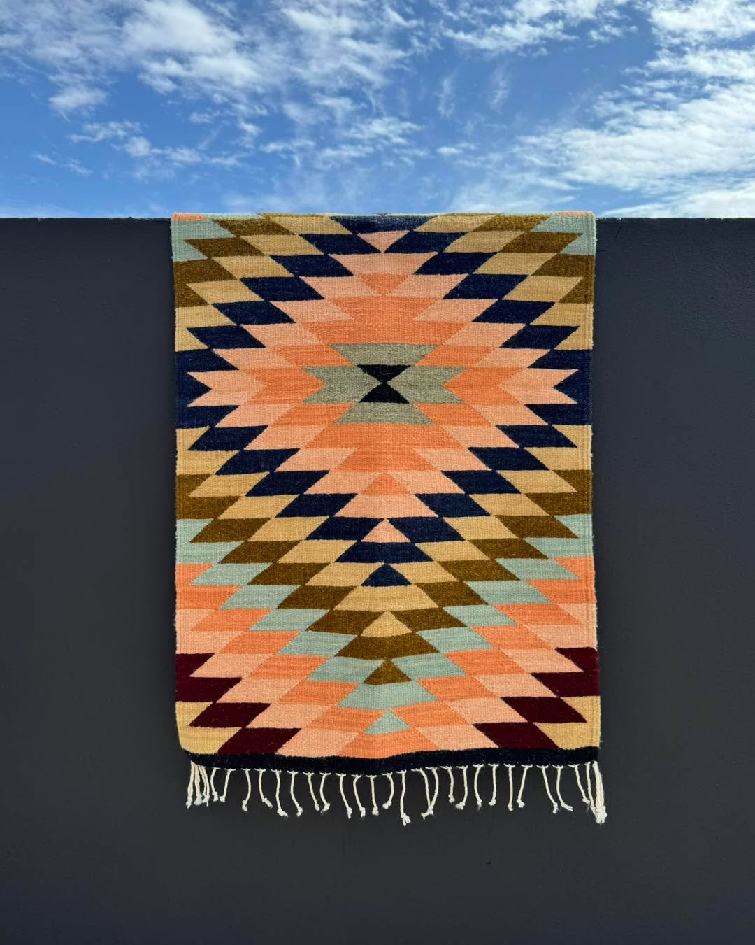 Bald wieder in Mexiko 🇲🇽
Für alle, die sich einen Teppich nach Wunsch anfertigen lassen möchten – meldet euch gern per DM 🤍
#uniquehome #personalizedrug #handmadewithlove #mexicancraft #cozycorners #slowhome