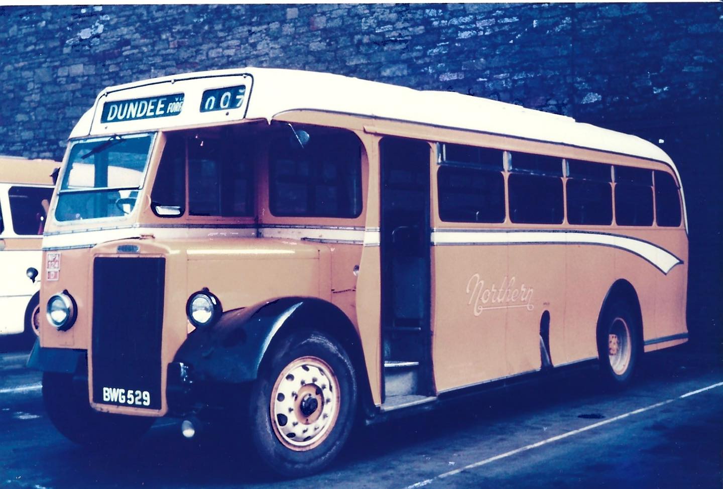 🚍📷 This Northern single decker, Registration BWG529 and Fleet Number NPA124, is pictured operating Route 7 with its destination board set for Dundee.
Captured nearside at Seagate Bus Station, the image highlights a time when Dundee welcomed services from neighbouring operators, reflecting the city’s role as a key regional transport hub.
The museum is closed until February, but we’ll keep sharing hidden gems from our archive during the winter break.