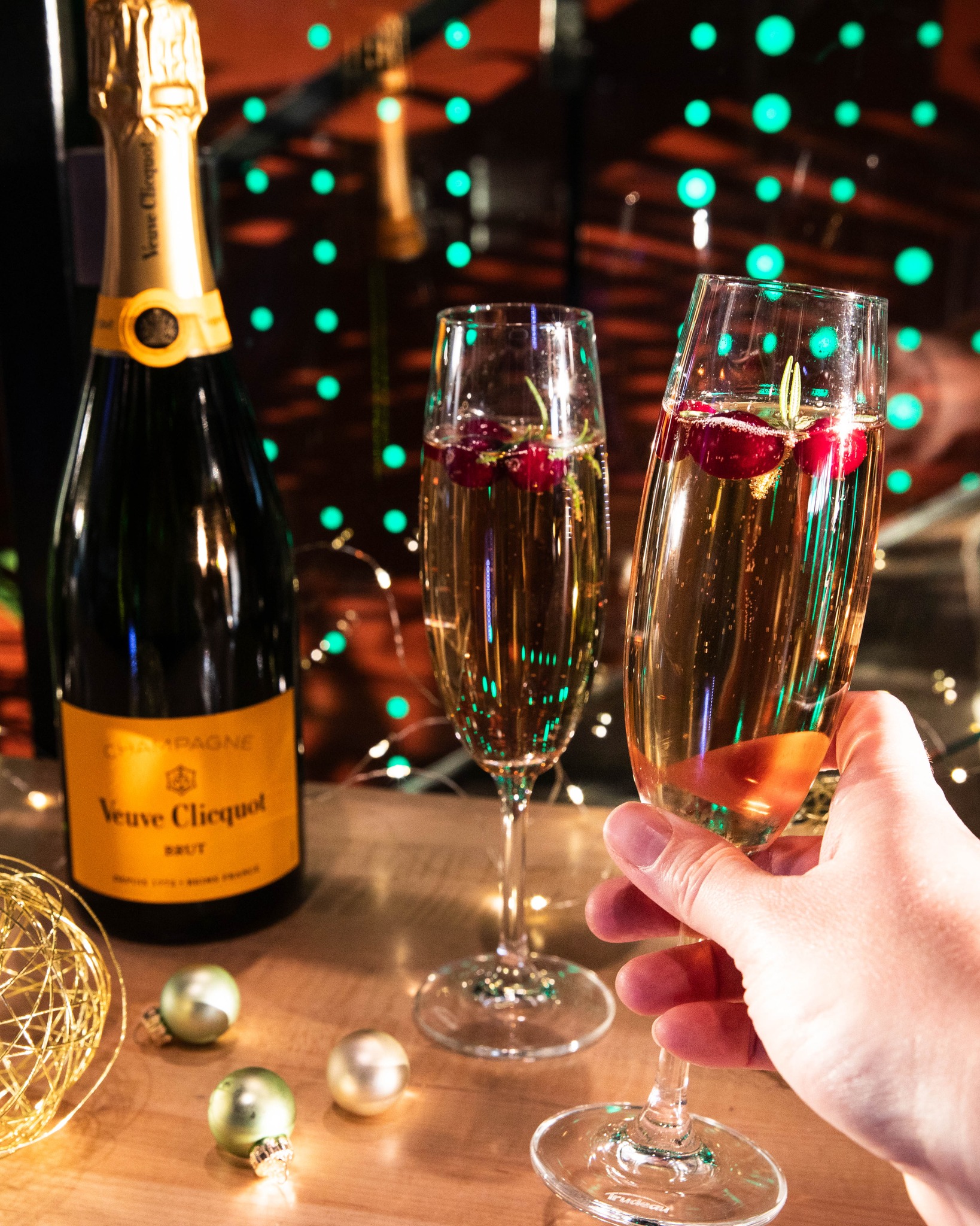 Pour célébrer la fin de l’année avec éclat, Angela & i vous convie à une expérience gastronomique raffinée, soigneusement élaborée pour éveiller les sens et marquer les esprits.
Une soirée unique, portée par une ambiance chaleureuse et sublimée, pour le deuxième service, par une prestation LIVE de musique des Caraïbes. 🌴🎶
🍽️ Deux services exclusifs :
Menu Réveillon 4 services – À partir de 65 $/personne
• Premier service : 17 h à 20 h
• Deuxième service : dès 20 h et jusqu’aux petites heures du matin, animé par une musique LIVE des Caraïbes