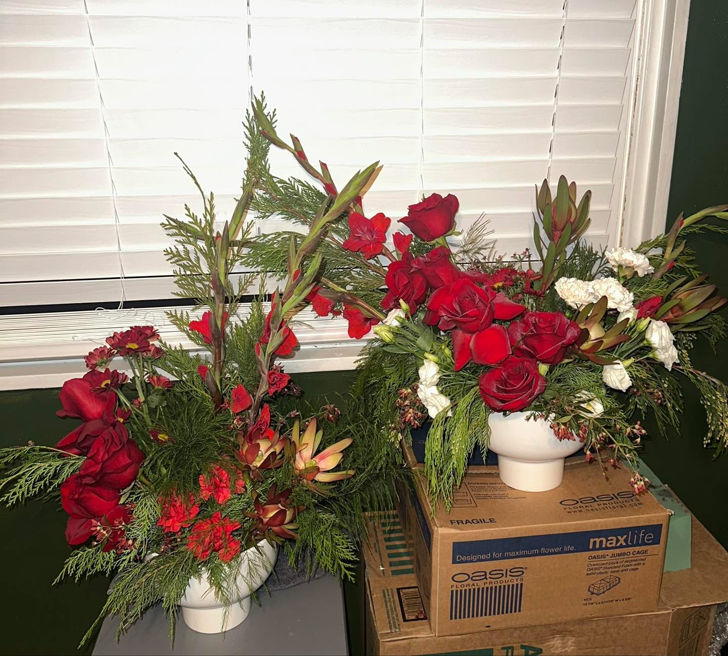 a beautiful holiday batch 😍
#flowershop #funkyflorals #flowersofinstagram #florals #stlouis #FunkyFlorals #stlouisflorals #floralstyle #funkyflowers #birthday #everydaylook #everyday #EverydayElegance #sympathyflowers #flowers #Missouri #graduation #wedding #GiftForHer #EverydayLuxury #midwest #giftideas #gift