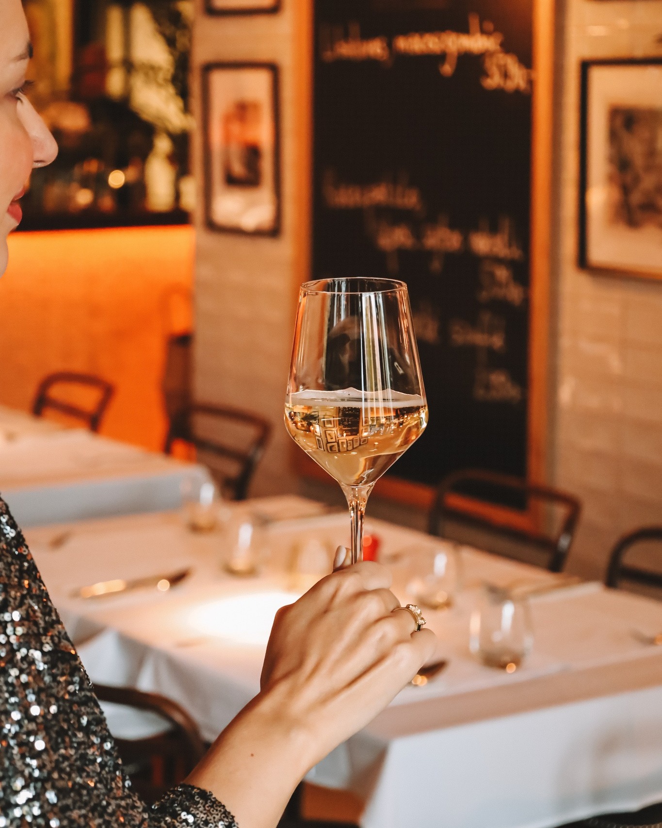 Az évszám változik, a lényeg nem: 2026-ban is ugyanazzal a figyelemmel, gondossággal és elhivatottsággal várunk benneteket a Szépilonában.
A meghitt pillanatok, a minőségi vendéglátás és az a bizonyos ismerős érzés, amiért újra és újra visszatértek – ezekben továbbra is hiszünk és ezek mentén haladunk tovább idén is.
Boldog új évet kívánunk, és szeretettel várunk benneteket 2026-ban is. ✨❤️
#szépilona #szépilonabisztró #szeretnikellazéletet #budapest #gastro #mood #newyear #újév