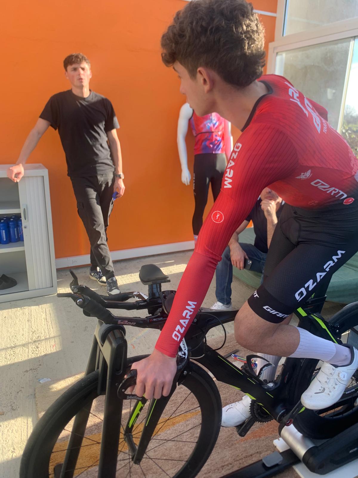 🔧⚡ Journée Bike Fitting TT pour nos Mousquetaires ⚡🔧
Quand la performance se joue au millimètre près.
Nos Mousquetaires ont vécu une journée 100 % focus, dédiée au réglage des vélos de contre-la-montre, accueillie par Véranda et Verrière de France , en partenariat avec @nvdp_bikefitting.
🎯 Objectif clair :
➡️ plus d’efficacité
➡️ plus de confort
➡️ plus de watts
➡️ une position qui respecte le corps sur la durée
Analyse posturale, ajustements fins, optimisation aérodynamique, conseils ultra personnalisés… Rien n’a été laissé au hasard. En TT, chaque détail compte.
Au-delà de la technique, cette journée a renforcé une collaboration basée sur la confiance, l’expertise et l’exigence du travail bien fait.
🙏 Merci à VDP Bike Fitting pour le professionnalisme et la précision, et à Véranda et Verrière de France pour l’accueil.
Nos Mousquetaires repartent mieux réglés, mieux armés, prêts à envoyer sur les prochains chronos.
Rêvons plus grand, ensemble 🚀
#GersCyclingDeveloppement #TeamGCD #BikeFitting #TT #Performance #precision
Véranda et Verrière de France @crealudiffusion @eleclercauch @sosparebrisepluslislejourdain @ozarm_sport @21street_gaming
@jomasport @groupamaoc @lacdelagimone.fr @reflectin.fr @lasallesaintchristophe STSI @chateausaintmartory GUIA @kcocafe @nvdp_bikefitting @tbrsportperformance MC3M @final__video