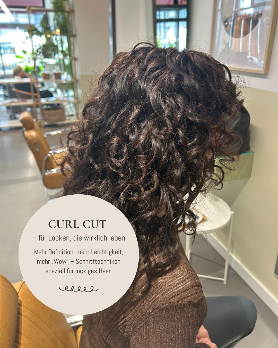 Öfter gehört, aber nie richtig erklärt? 🤷🏼♀️
Ein Curl Cut ist keine gewöhnliche Frisur – sondern eine Schnitttechnik, die sich an die natürliche Lockenstruktur anpasst. Statt „über alles“ zu schneiden, folgt jede Bewegung dem Lockenfall. Ergebnis: definierte, frizz-reduzierte, harmonische Form und ein Schnitt, der wirklich sitzt.
💛 Für wen ist ein Curl Cut geeignet?
Für alle, die:
• Naturlocken oder Wellen haben
• Definition statt Chaos wollen
• Volumen lieben, Kontrolle aber auch
• sich eine Form wünschen, die mit dem Haar mitwächst
💛 Was bringt der Curl Cut?
• mehr Bewegung & natürliche Form
• weniger Frizz
• sichtbar definiertere Locken
• harmonisches Gesamtbild
• weniger Stylingaufwand
Neugierig? Schreib uns eine DM oder ruf an – wir beraten dich gern. 🤗
#curlcut #curlyhairberlin #lockenschnitt #curlspecialist #lockenliebe #vorhernachher #curltransformation #curlyhairdontcare #berlinhairstylist #hairgoals #legeartisberlin #hairstyles #haircutberlin #haircareberlin #friseurberlin