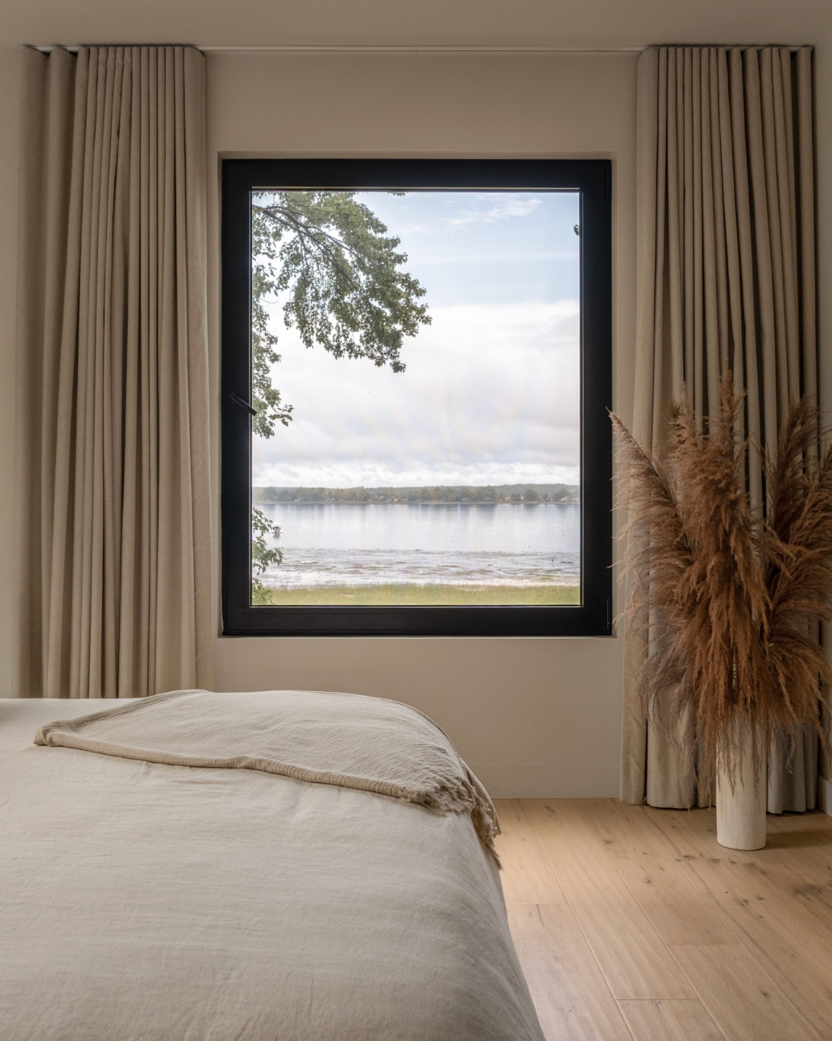 Photographier un espace, c’est aussi savoir reconnaître ses atouts. Mon rôle est de les mettre en valeur! 📸
Ici, la vue devient un élément clé de l’ambiance et du caractère de la pièce. Le calme qui s’en dégage est tout simplement magique. ✨
⸺
Résidence Guillemette
Designer: @dryburgh.design.architecture