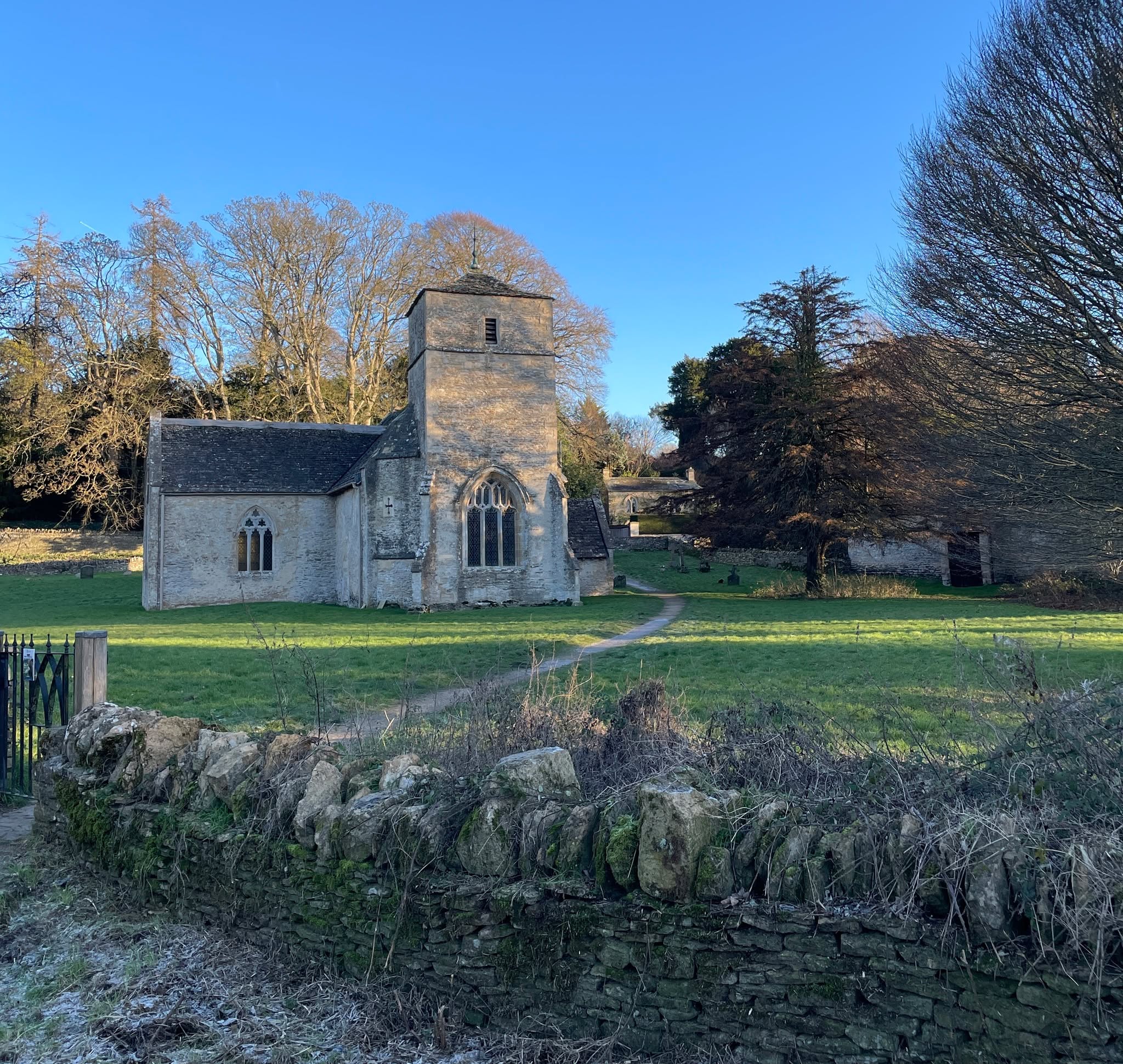 The village of Eastleach is home to not one but two Norman churches, sitting either side of the river. Here's one of them.
#offbeatcotswolds #bluebadgeguide #bluebadgeguides
#britainsbestguides #Cotswolds #thecotswolds
#inthecotswolds #cotswoldcountry #Cotswolds_Culture #lovethecotswolds
#discoverthecotswolds #visitthecotswolds #discovercotswolds #cotswoldslife #cotswoldlife
#your_cotswolds
#cotswoldvillage #visitengland #englishvillage
#englishcountryside
#explore_britain_ #traveling_uk
#photosofengland #instabritain #europetravel