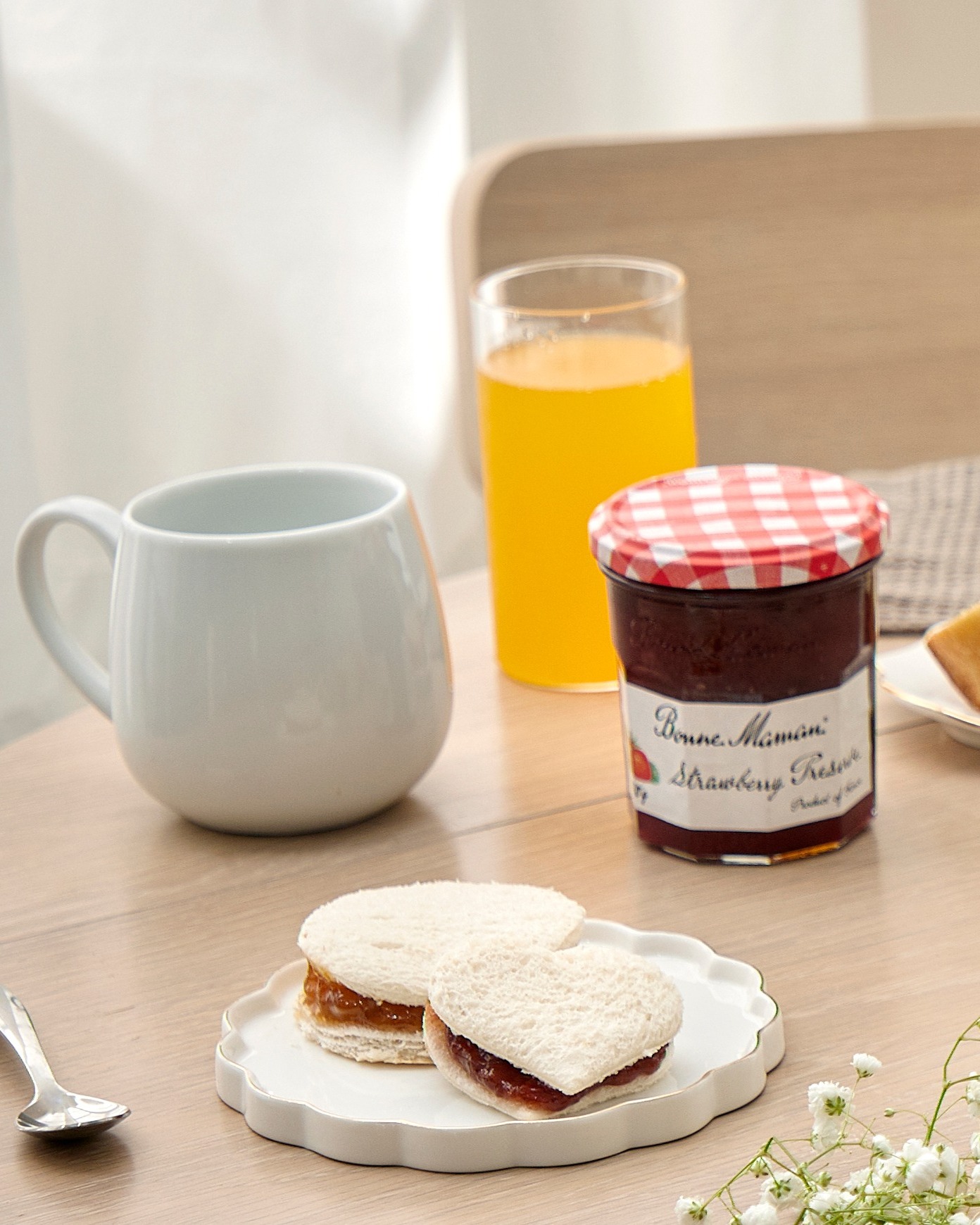 Wake up your senses with a splash of red 🍓 Bring a burst of sun-ripened flavour to your morning toast with Strawberry Preserves, turning a simple sandwich into a vibrant, energy-packed start! 🥪
早晨,用一抹亮红唤醒感官 🍓 用士多啤梨果醬為你的早餐三文治注入陽光熟成的風味,用簡單的三文治開啟充滿活力與能量的一天!🥪
#BonneMaman #StrawberryPreserves #DeliciousMoment #Deliciousness