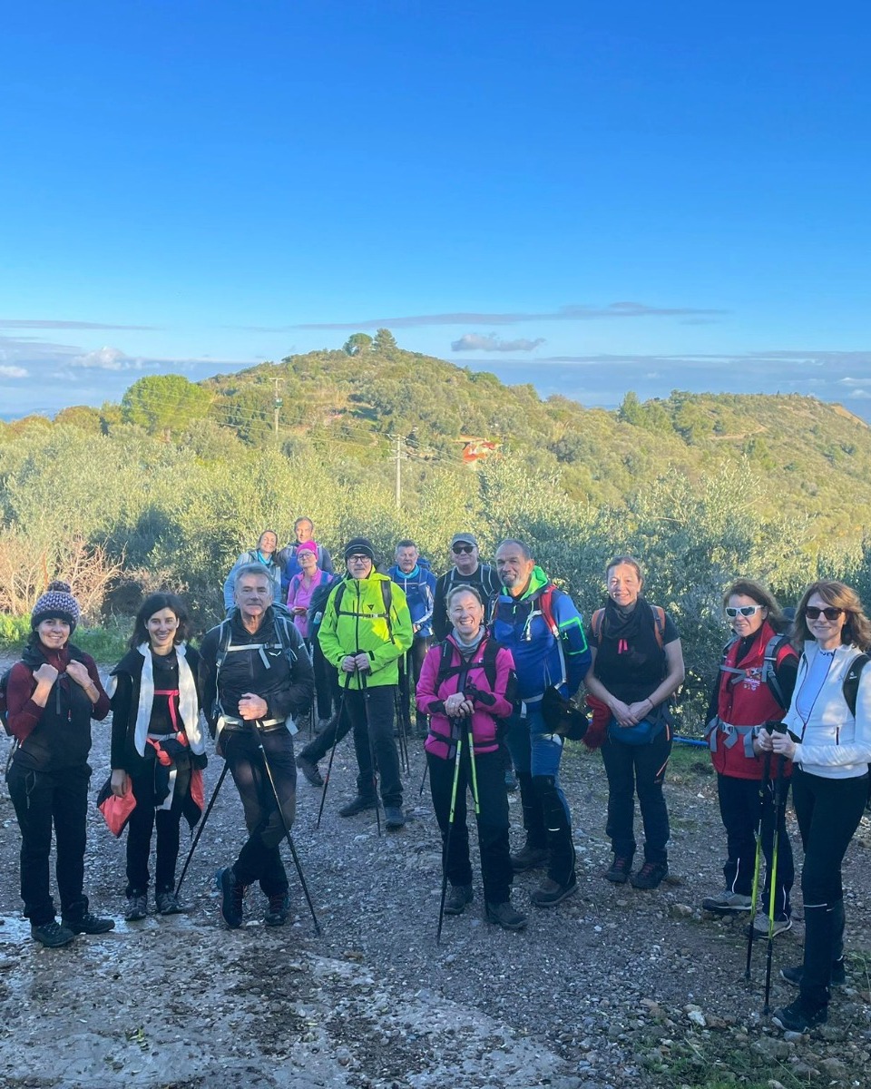 CAPODANNO AL MARE, CHE EMOZIONI TRA LE ONDE E IL VENTO DELLA MAREMMA 🌊
Il suono del mare, il sale sulla pelle, passi lenti e brindisi sotto le stelle.�Abbiamo accolto il nuovo anno nel modo che amiamo di più: camminando immersi nella bellezza autentica della Maremma e del #MonteArgentario 🏞️
🌅 Dal Golfo di #Baratti a #Populonia, dalla Laguna di #Orbetello alle vertiginose viste di Torre Capodomo, fino al gran finale nel Parco della #Maremma, tra spiagge infinite, pinete profumate e natura allo stato puro.
Un inizio d’anno fatto di passi, emozioni genuine e condivisione.
Se l’anno parte così… sarà sicuramente straordinario 💚
#millemonti #outdoors #trekking #viaggiare #viaggi #viaggio #vacanza #vacanze #viaggiotrekking #vacanzedigruppo #viaggiodigruppo #viaggidigruppo2026 #viaggi2026 #destinazioni2026 #capodannoalmare
@sportlandweb_ @kayland_official @rockexperienceofficial @guidealpinelombardia @guidealpine_italiane