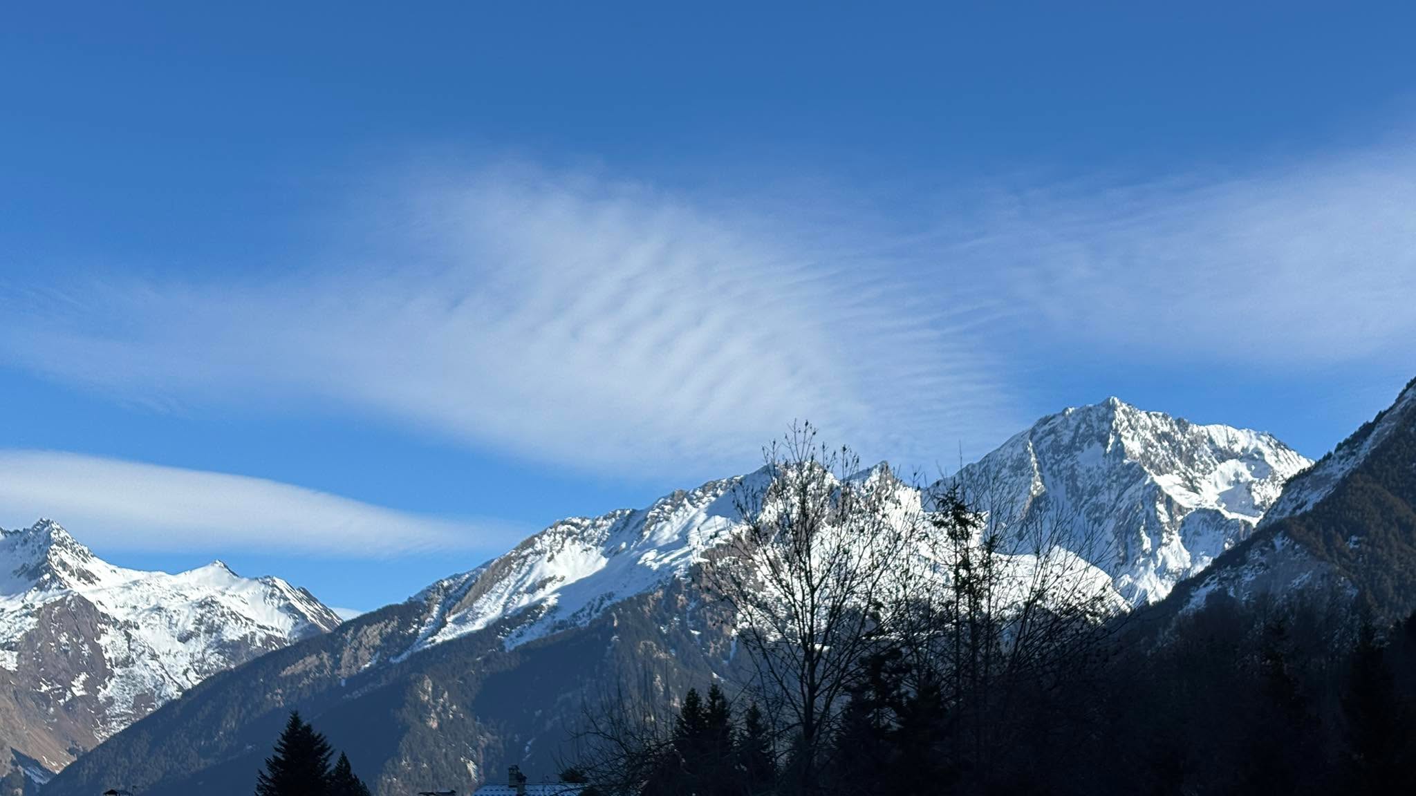 Le Praz, Courchevel.
Un matin clair, la montagne en toile de fond, le silence avant l’agitation.
Ici, tout ralentit. On prend le temps, on respire, on profite.
La montagne dans ce qu’elle a de plus simple et de plus beau.