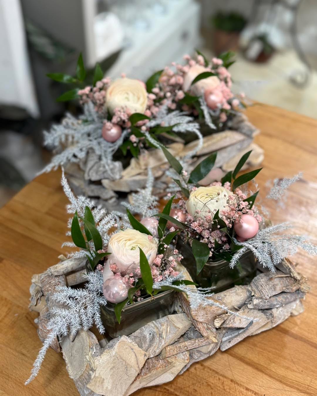 Bonjour à tous 🌸
Dernière ligne droite avant la fin de cette année ✨
Je vous ai préparé de jolies compositions pour décorer votre table, faire plaisir ou simplement souhaiter une belle nouvelle année 🎄🌼
Belle journée à tous 😊
🕰 Horaires :
📅 Mardi 30 décembre 2025 : 9h30 – 19h
📅 Mercredi 31 décembre 2025 : 9h30 – 17h30
📅 Jeudi 1er janvier 2026 : fermé
Et très belle fin d’année à tous ✨🥂