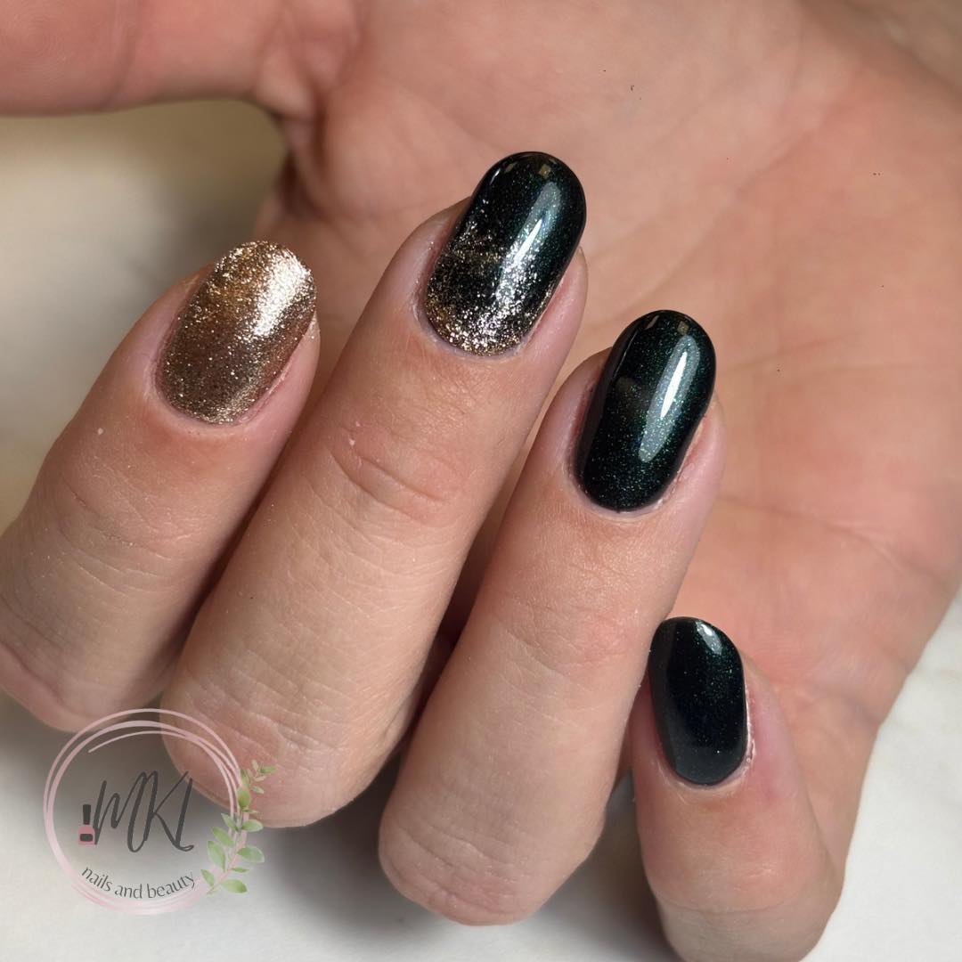 ✨ Donkere glamour met een gouden touch ✨
Deze set combineert diepe, mysterieuze tinten met een sprankelend accent voor een chique en stijlvolle look 💅🖤✨
#nails #nailart #gelnagels #biabnails #glitternails #goldaccent #darknails #chicnails #nailinspo #instanails #nailsofinstagram #nailsaddict #beautynails #glamnails