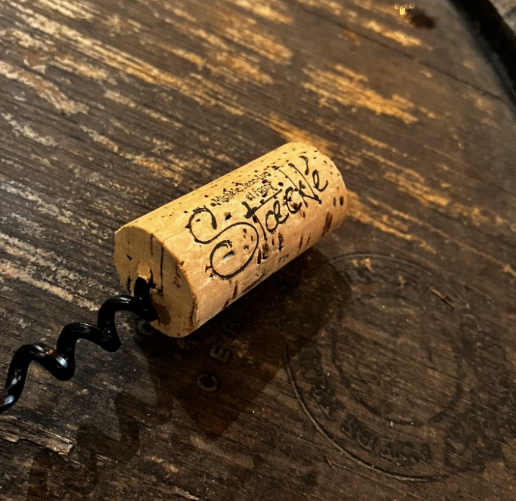 Le bouchon de liège, véritable symbole du vin, joue un rôle essentiel dans le vieillissement et la préservation des bouteilles. 🌟
Ce bouchon naturel permet au vin de respirer légèrement tout en le protégeant des contaminants, assurant ainsi une qualité optimale pour chaque dégustation. 🍷 #degustation #bouchon #alsace #terroir