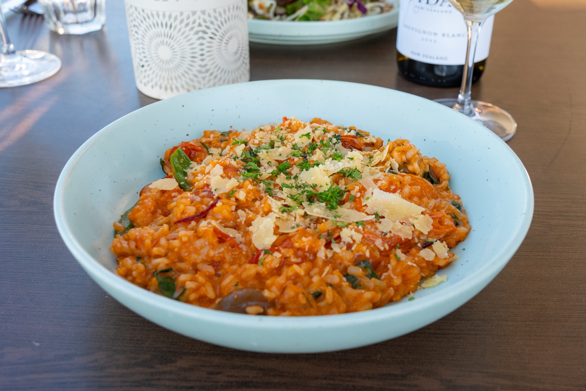 Did you know our vegetarian risotto, mushroom & asparagus risotto, and veggie spaghetti can all be made vegan upon request? 🌱 Same great flavours! Or vegan guests love them.