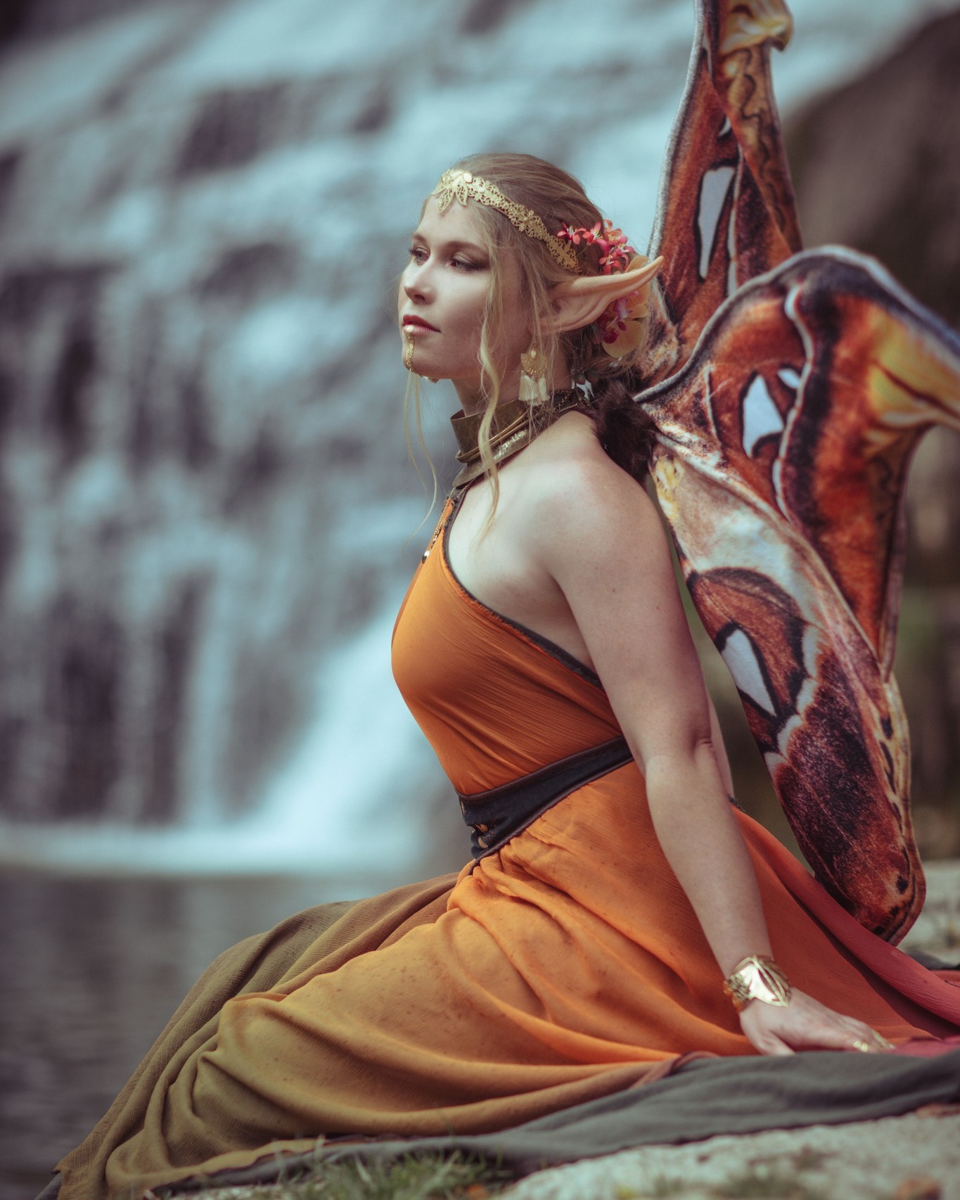 Le papillon veille sur les passages important de la vie.
Symbole de renaissance et de métamorphose,
c'est lui qui m’accompagne pour le lancement de cette nouvelle année 🦋.
Cette année, je m’autorise à changer de forme,
à laisser derrière moi l’ancien..
Tu as des ailes, sers-t’en ! 🦋
-
credit photo @isildhen <3
Modèle : @van.aeir <3
Tenue : @argothecouture
Ailes :
Un grand merci pour votre confience les girls <3