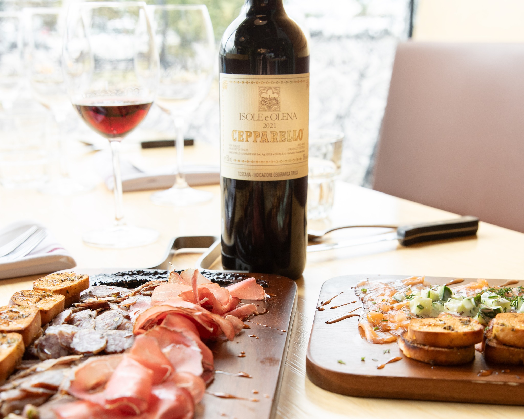 Prêts pour l’apéro?
L’ambiance est lancée : charcuteries maison, bons vins et drinks parfaitement dosés vous attendent pour trinquer comme il se doit!