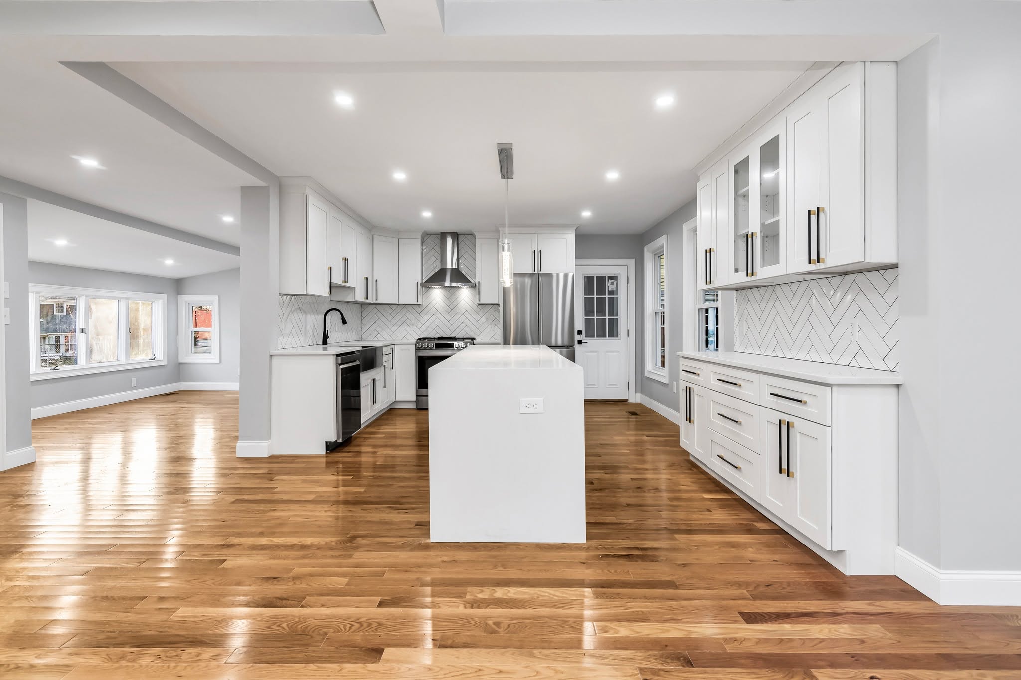 Imagine cooking in a kitchen filled with light, large windows, and ample space to move around. From the huge island to the herringbone backsplash, every corner feels inviting.
.
.
.
.
.
.
.
.
#DreamKitchen #OpenConceptLiving #QuartzCountertops #HomeInspiration #KitchenGoals #InteriorDesignLovers #KitchenVibes