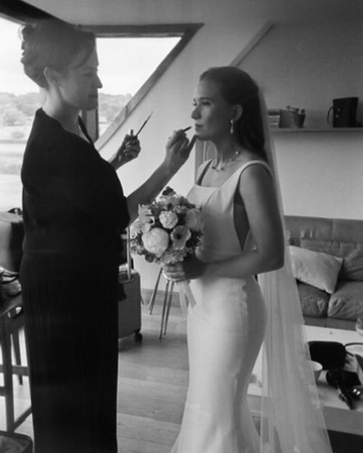 My angel Kat. Wow what a vision! The most amazing Bride inside & out. Everything came together perfectly!
Honestly, when Kat's moodboard came through, it made me SO excited. It's always key in your Bridal prep to leave some room for us to be flexible in some aspects of your look & Kat doing this was instrumental into why we were just thrilled with how everything came together. LOTS more photos to come from this incredible morning- girl chats, good vibes & great music. Kat, it was an honour & wish you & Scott all the happiness for your marriage!
#thebarnatbotleyhill #thebarnatbotleyhillwedding #botleyhillbarnwedding #botleyhillbarn #hampshiremakeupartist