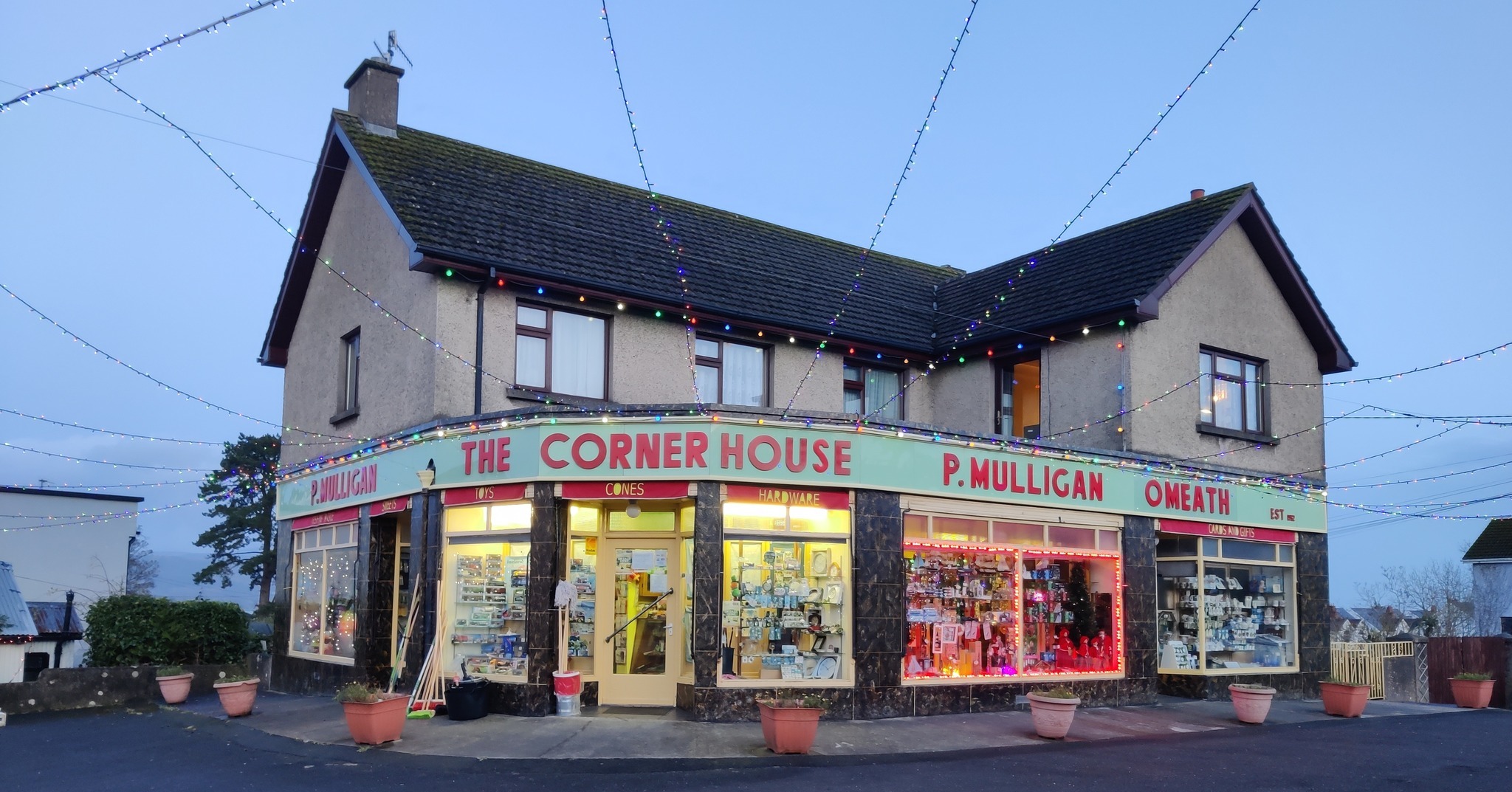The Corner House in Omeath is more than just a shop, it’s a piece of local history 🏡✨
P. Mulligan’s Corner House has been part of village life for generations, welcoming locals and visitors alike. From the days of horse-drawn carts stopping outside to today’s colourful lights, this iconic building tells the story of a community that has always been full of character and warmth 🎄💛
It’s places like this that give Omeath its timeless charm, where past and present meet on every corner.
Did you ever visit this local shop?😊
#SeaLouth #IrelandsAncientEast #KeepDiscovering #See #Admire #Omeath #LocalHistory #VillageLife #CoastalLouth
Credit: (old image) oldwarrenpointforum - (new image) visitlouth
