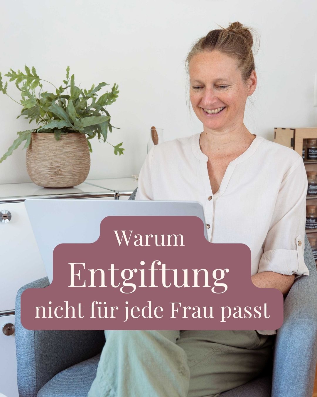 Unser Körper entgiftet täglich ganz von selbst. Naturheilkundliche Entgiftung bedeutet für mich, diese Prozesse gezielt zu unterstützen, ohne den Körper zu überfordern.
Doch nicht jede Frau profitiert von derselben Detox-Kur.
Konstitution, Lebensphase, hormonelle Situation und Belastungen spielen eine entscheidende Rolle.
👉 Eine selbst durchgeführte Detox-Kur kann sinnvoll sein, wenn du dich stabil und gesund fühlst.
👉 In herausfordernden Phasen empfehle ich eine individuelle und begleitete Entgiftung.
👉 In bestimmten Lebenssituationen – wie Schwangerschaft oder Stillzeit – sollten keine Detox-Kuren gemacht werden
Entgiftung darf sanft sein und vor allem: zu dir passen.
Wenn du unsicher bist, was für dich aktuell stimmig ist, begleite ich dich gerne achtsam und individuell.
#fevita #naturheilpraxis #entgiftung #detoxmitachtsamkeit #frauenheilkunde