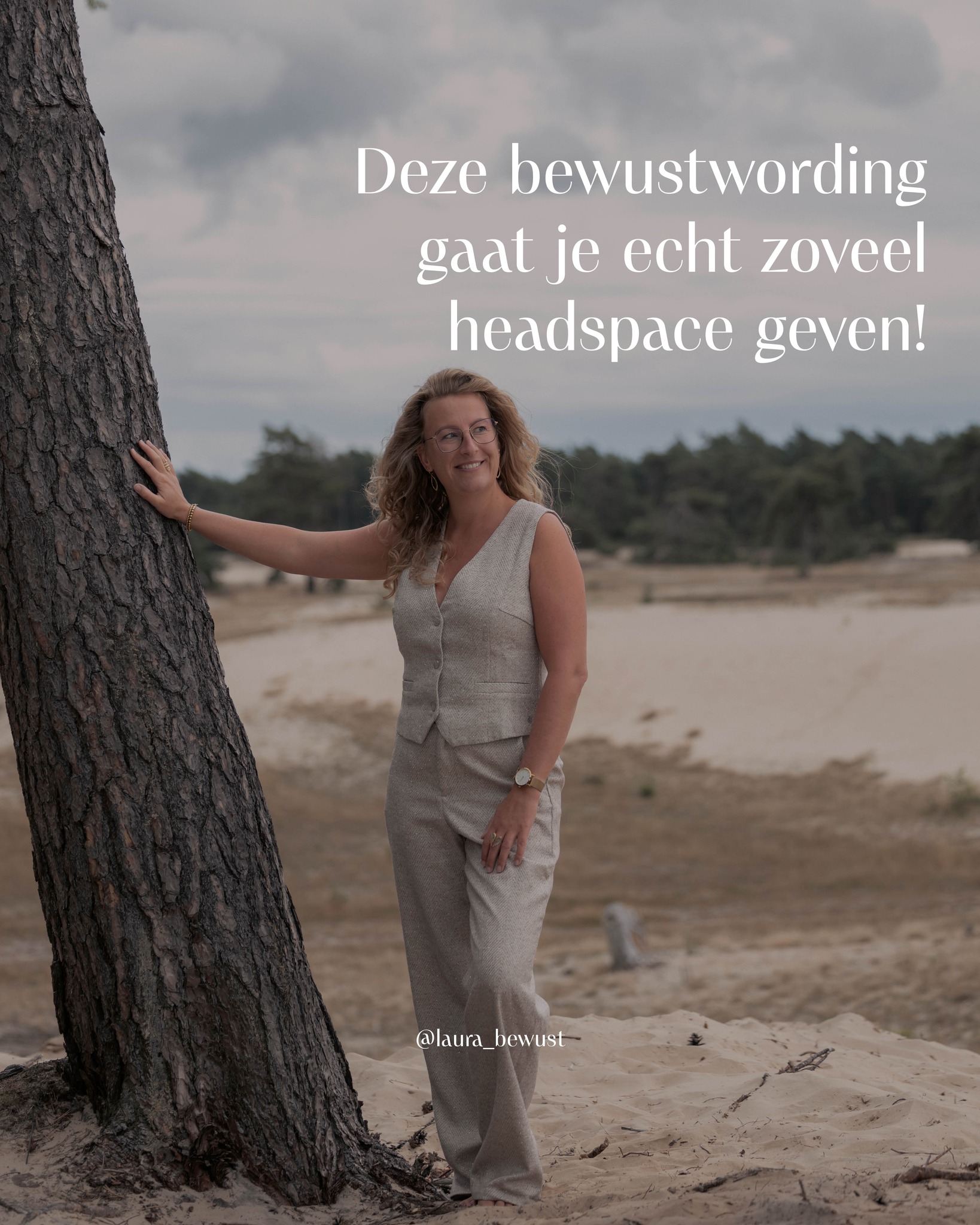 ⚡️News flash: Wanneer je een feestje, etentje, vergadering of bijeenkomst binnenloopt, zijn de meeste mensen eigenlijk helemaal niet met jou bezig.
Waarom niet? Ze zijn allemaal veel te druk met zichzelf.
😟 Ze vragen zich af of ze wel sympathiek en slim overkomen…
🫣 Of hun outfit, haar en make-up wel goed zit…
🤯 Wat anderen van hén denken…
Wat dus betekent dat jij heel vaak ‘the invisible guest’ in iemands anders wereld bent.
Niet omdat je er niet toe doet, maar omdat iedereen gevangen zit in zijn eigen gedachten.
Voor mij was deze bewustwording écht een eye-opener. En wie weet brengt het jou dezelfde vrijheid.
Denk eens aan ál die momenten waarop je zelfkritisch was en jezelf eindeloos herhaalde in je hoofd…
Al die keren dat je een ruimte verliet, overtuigd dat mensen je veroordeelden…
Dat deden ze waarschijnlijk helemaal niet.
De meeste mensen hadden het niet eens door.
Ze waren simpelweg – net als jij – te druk met zichzelf.
Want als de meeste mensen te druk zijn met zichzelf om jouw ‘fouten’ te zien, waarom zou je jezelf dan nog wijsmaken dat de schijnwerper op jou staat?
Dus hierbij een kleine reminder om het nieuwe jaar met een andere mindset te starten:
🩷 Je hoeft niet perfect te zijn.
🩷 Je hoeft jezelf niet te bewijzen.
🩷 Je hoeft niemand te imponeren die zich morgen niet eens herinnert wat je aanhad.
Je mag er gewoon zijn. Puur en vooral écht. Als jezelf.
Stop vandaag met het opvoeren van een show voor een publiek dat nooit écht kijkt.
#onzekerheid #gevangeningedachten #bewustwording #eyeopener #oordeel #eigenwaarde #zelfbewustzijn #mindsetshift #innerlijkerust #mentalevrijheid