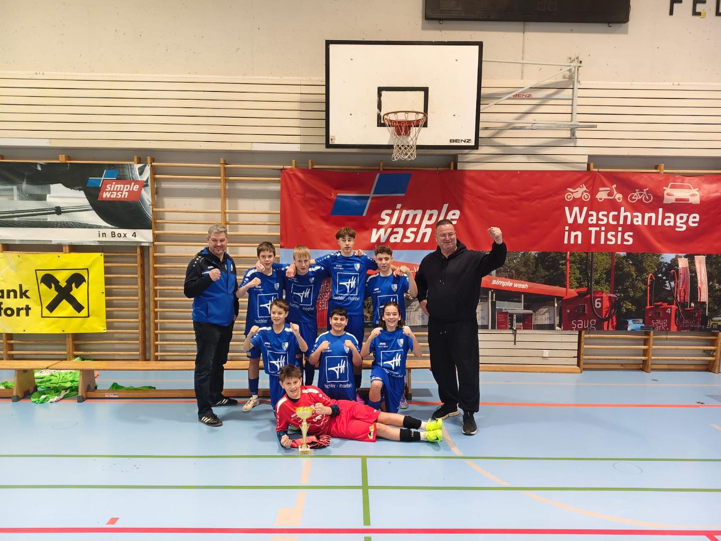 1. Sieger steht fest. Fc Koblach gewinnt das U14 Turnier. Wir gratulieren den Burschen aus Koblach. 🏆⚽️
Morgen gehts um 9:00 weiter mit U7, U8 und U9. Den ganzen Tag Fußball pur in der Reichenfeldhalle Feldkirch.🖤💛