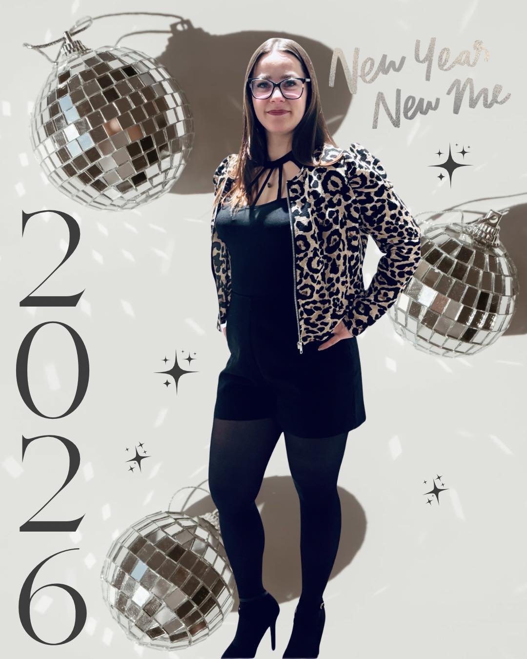 Pour cette nouvelle année, j’ai envie de poser quelques résolutions, avec le cœur ✨
L’année qui s’achève a été intense, remplie de moments de joie, de beaux projets, mais aussi d’obstacles et d’épreuves.
Elle commence avec une opération de la main, une étape de plus à traverser.
Mais une chose est sûre : après ça, je compte bien prendre ma revanche et revenir encore plus forte.
Continuer à me donner autant pour la boutique, à réaliser vos projets de mariage, d’anniversaire ou les petits moments précieux de votre vie.
Tenir la barre, même si on ne va pas se mentir : professionnellement, la période n’est pas simple.
Apprendre aussi à prendre un peu plus soin de moi.
Ne plus m’oublier, m’accepter et m’aimer davantage.
M’écouter, parce qu’émotionnellement et moralement je suis épuisée, et que si je veux continuer à avancer, je dois apprendre à vivre autrement.
Toujours me dépasser dans le sport, performer davantage et me donner les moyens d’aller plus loin et plus fort.
Et surtout, passer plus de temps avec mes filles et mon chéri.
Faire de ma boutique une priorité, oui, mais jamais au détriment d’eux, qui sont essentiels à ma vie.
Accepter de prendre plus de week-ends et de vacances avec eux, sans culpabiliser.
Je voulais aussi adresser un immense merci à mes clients professionnels et particuliers.
Merci pour votre présence, votre soutien et votre bienveillance après cette année difficile, avec un rythme très soutenu depuis que je suis seule.
Merci de continuer à me faire confiance, de m’encourager et simplement… d’être là, d’être vous 🫶🏼
Une année plus équilibrée, plus consciente, et toujours aussi passionnée 🩶