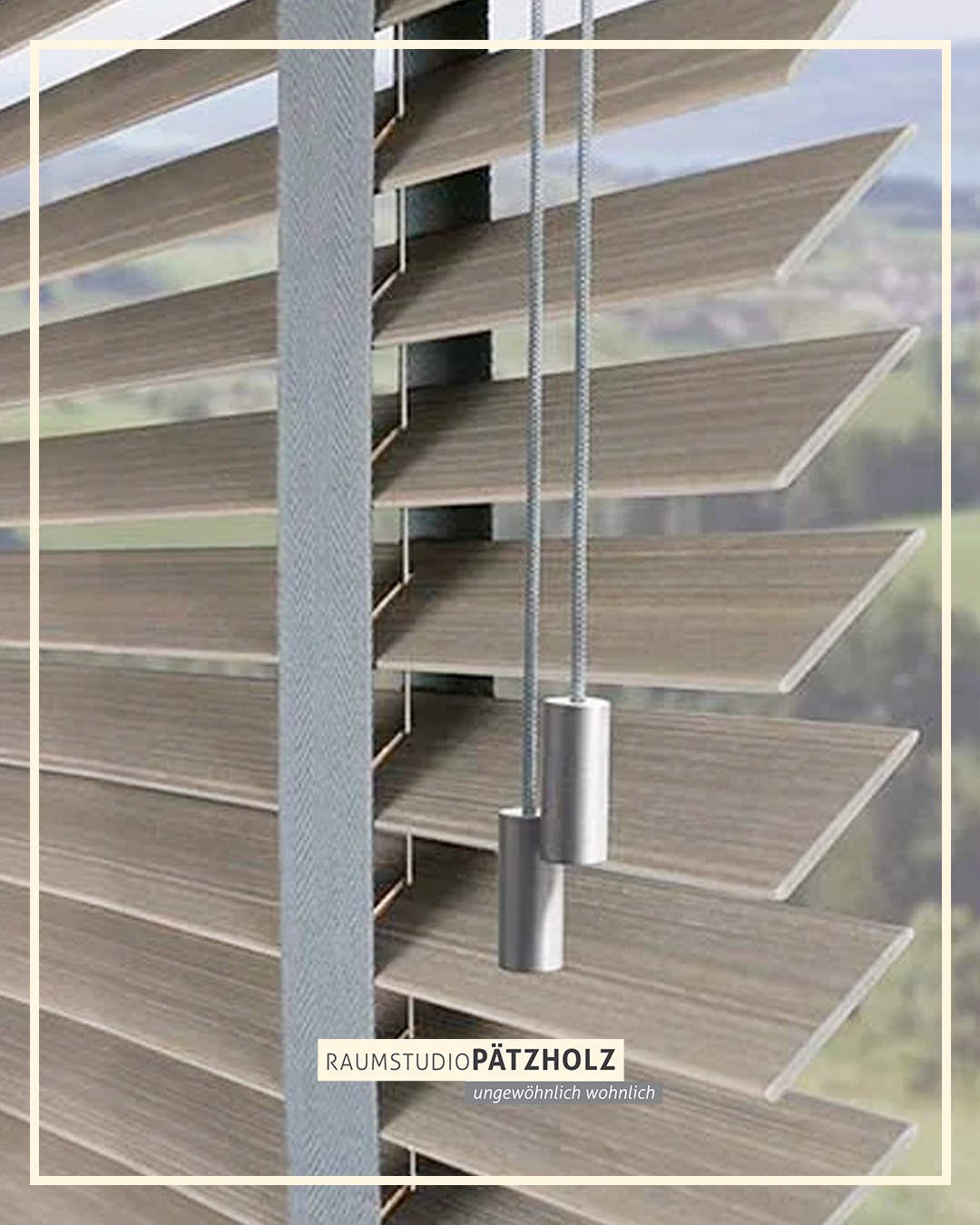 Nachhaltigkeit, die man sieht und fühlt. 🌿
Die FSC®-zertifizierte Holzjalousie von KADECO verbindet zeitloses Design mit verantwortungsvollem Umgang mit Ressourcen.
Die 50 mm breiten Holzlamellen setzen stilvolle Akzente am Fenster und überzeugen auf Wunsch durch zertifizierte FSC®-Qualität. Gefertigt aus FSC®-zertifiziertem Abachi-Holz aus Zentralafrika, steht die Holzjalousie Nola für Transparenz in der Herkunft und Nachhaltigkeit in der Verarbeitung.
Denn echtes Design beginnt dort, wo Ästhetik und Verantwortung zusammenkommen.
www.raumstudio.com
#raumstudiopätzholz #rielasingenworblingen #holzlamellen